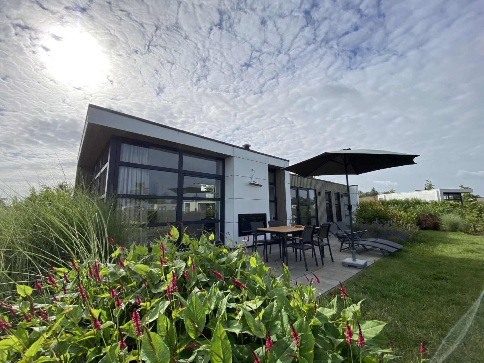 Modern waterchalet met privésteiger in Olburgen – ideaal voor gezinnen en hondenliefhebbers - foto 2