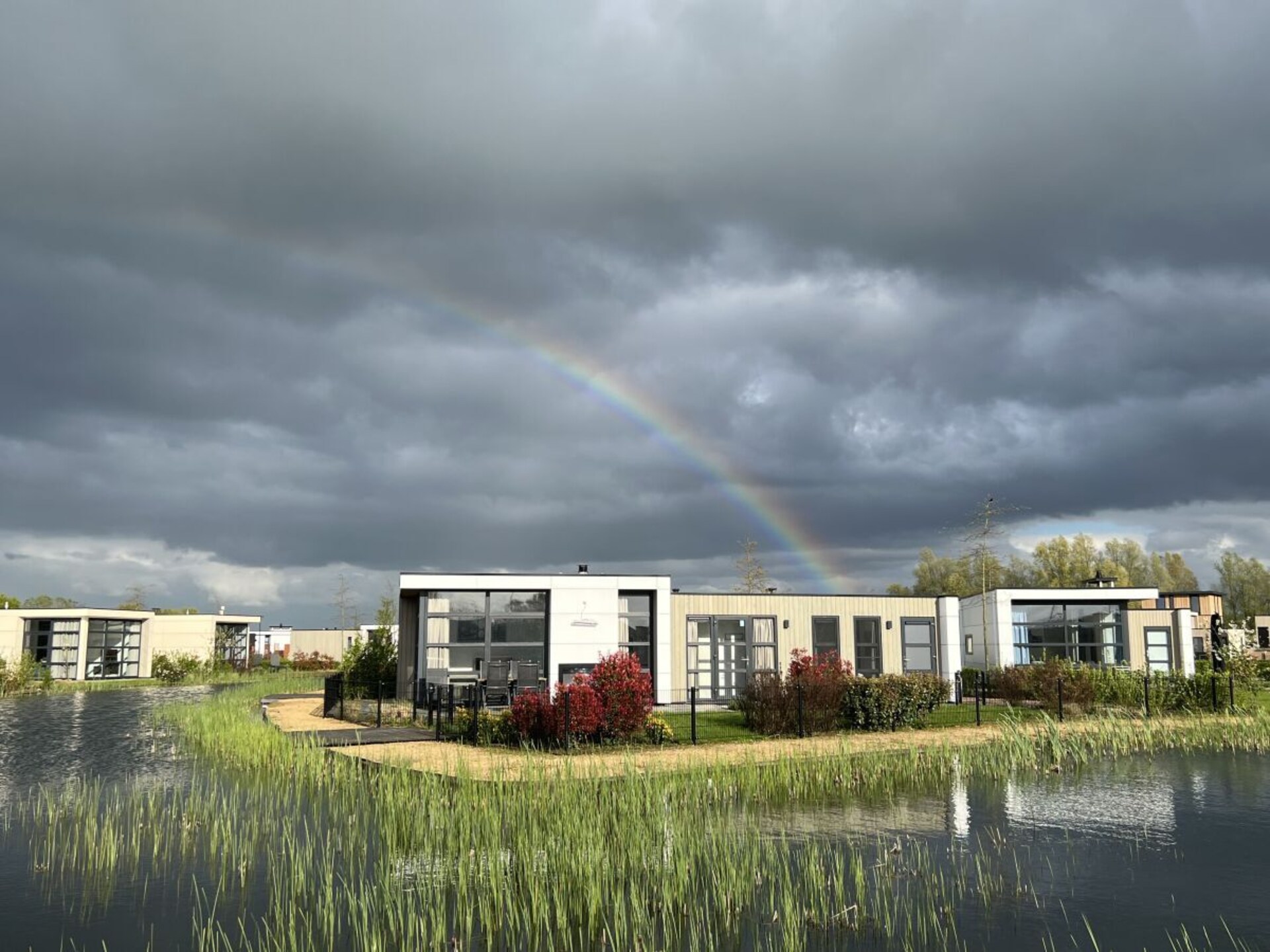 Modern waterchalet met privésteiger in Olburgen – ideaal voor gezinnen en hondenliefhebbers - foto 3