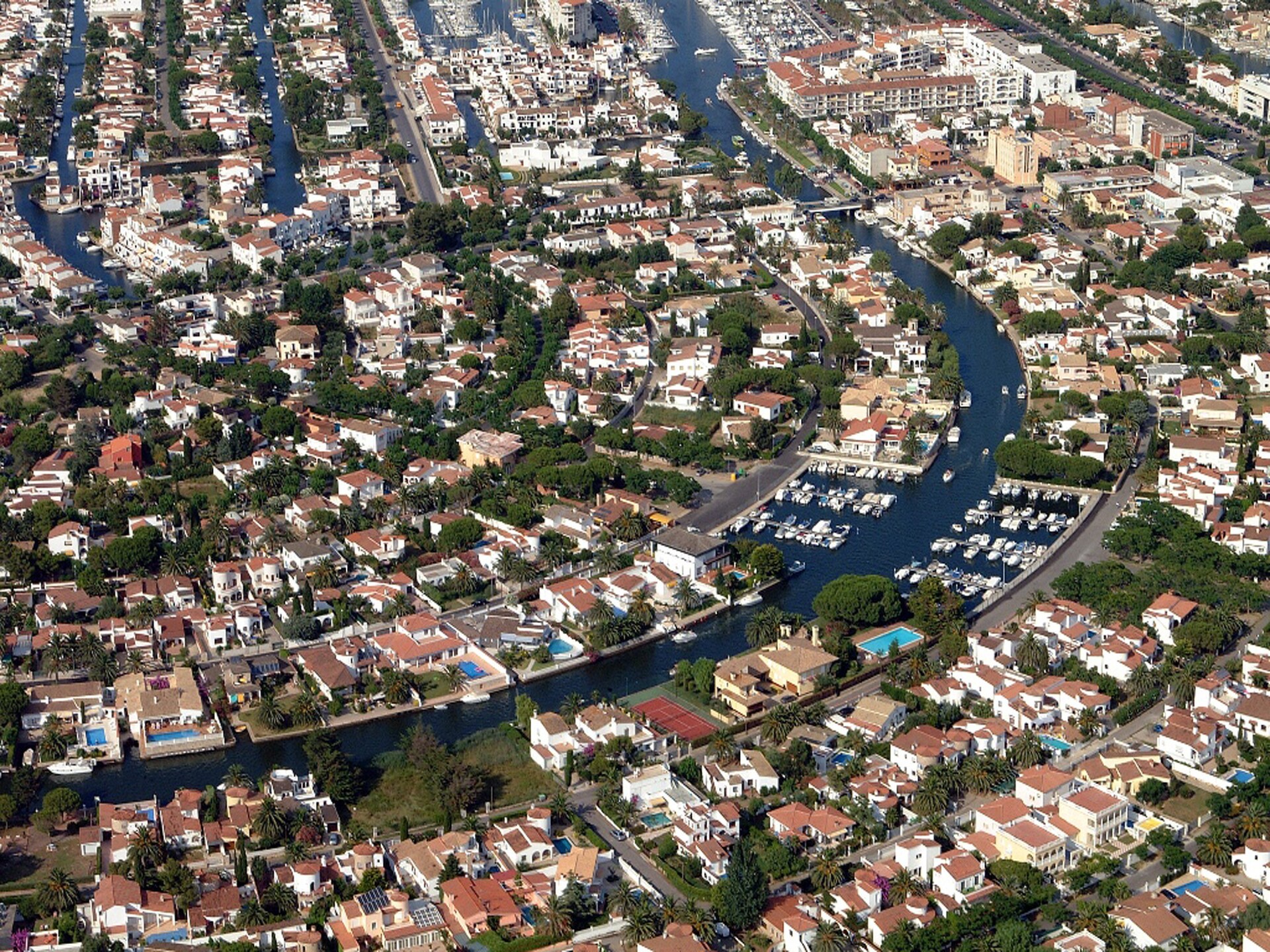 Modern appartement met zeezicht en terras aan de golfbaan in Empuriabrava - foto 18