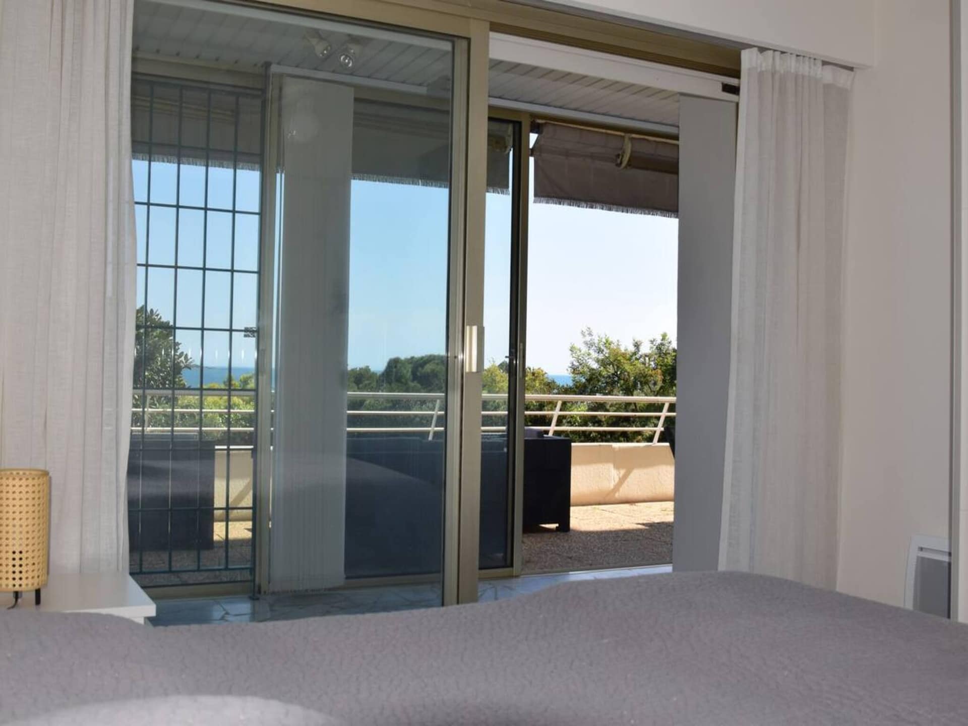 Appartement met zeezicht in Golfe-Juan, vlakbij strand en Cannes - foto 9