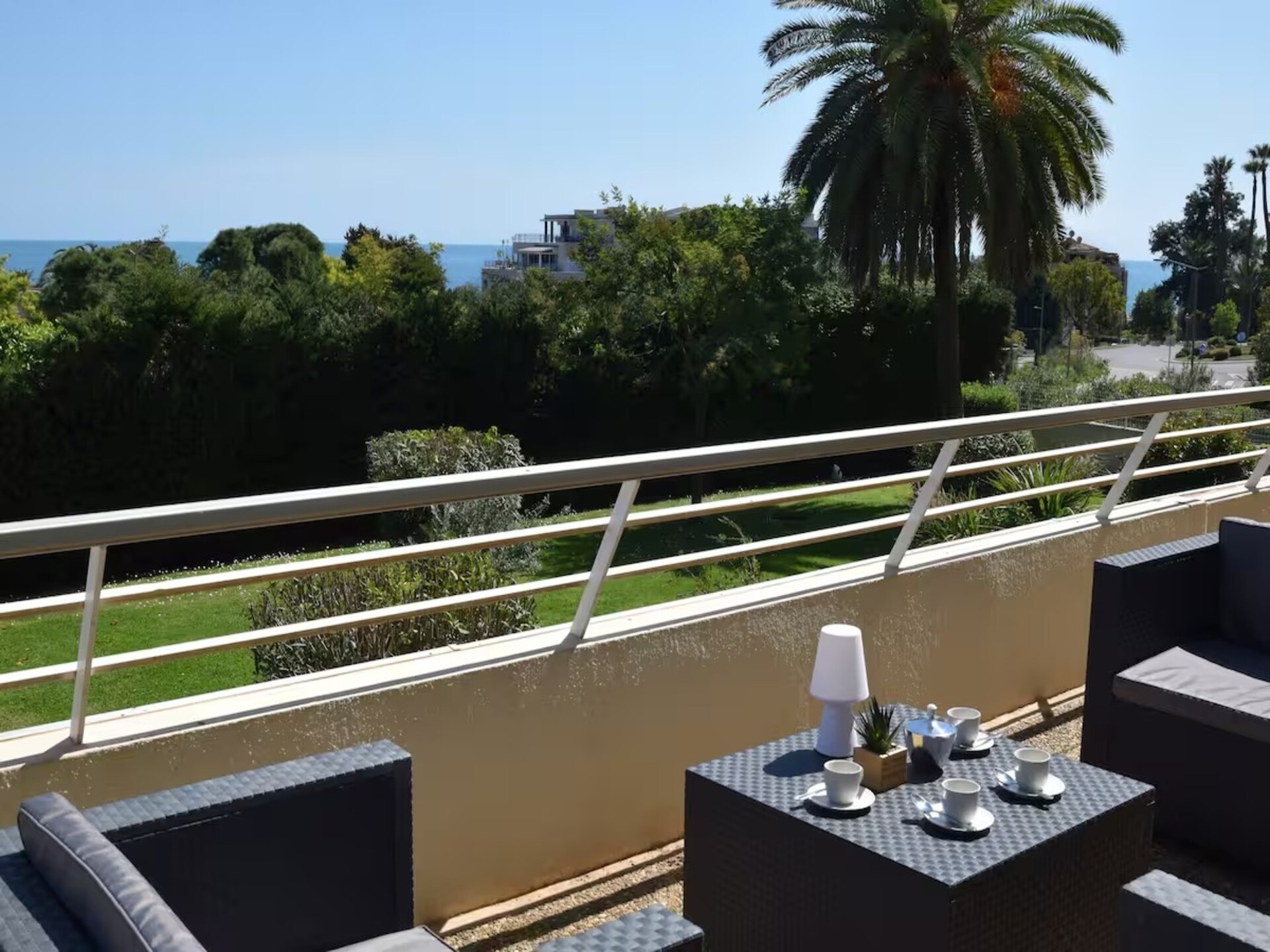 Appartement met zeezicht in Golfe-Juan, vlakbij strand en Cannes - foto 2