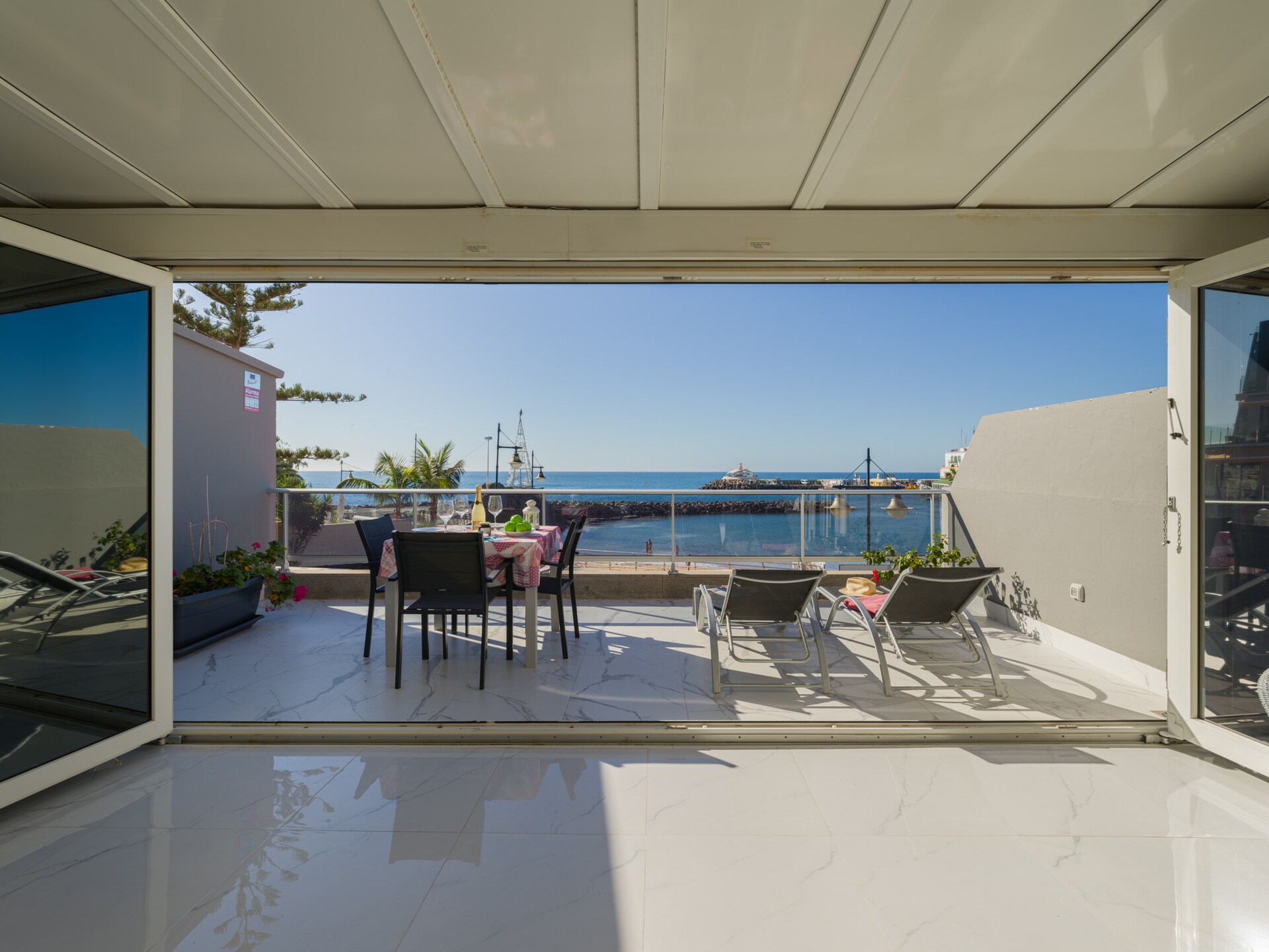 Mogan Beach Blue Sky: Zeezichtvakantiehuis op 20 meter van het strand - foto 36
