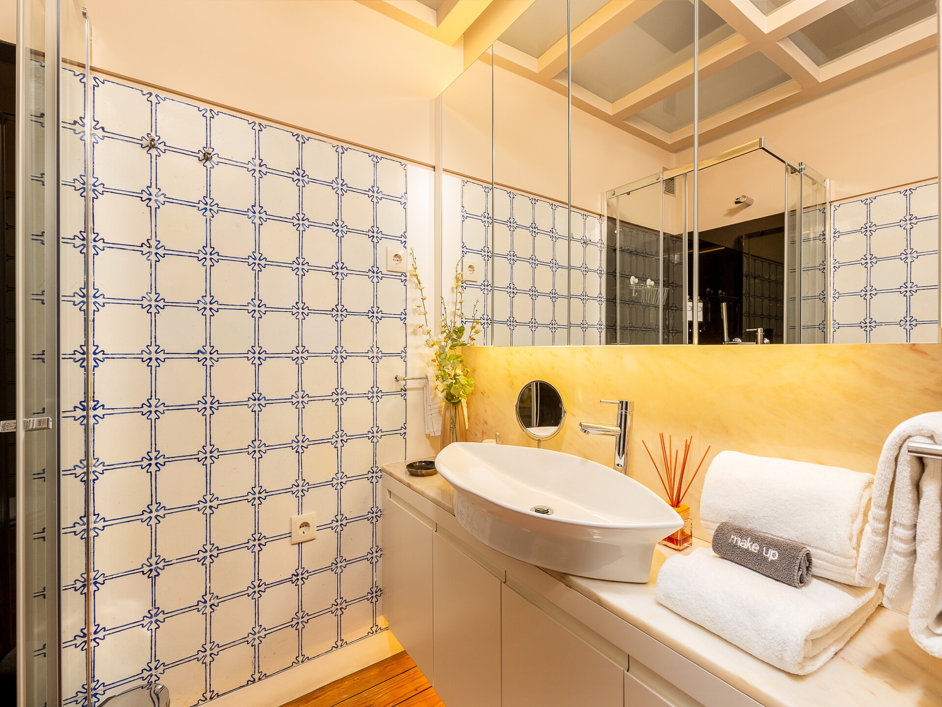 Licht appartement met balkon in het bruisende Bolhão, vlakbij de Douro - foto 11