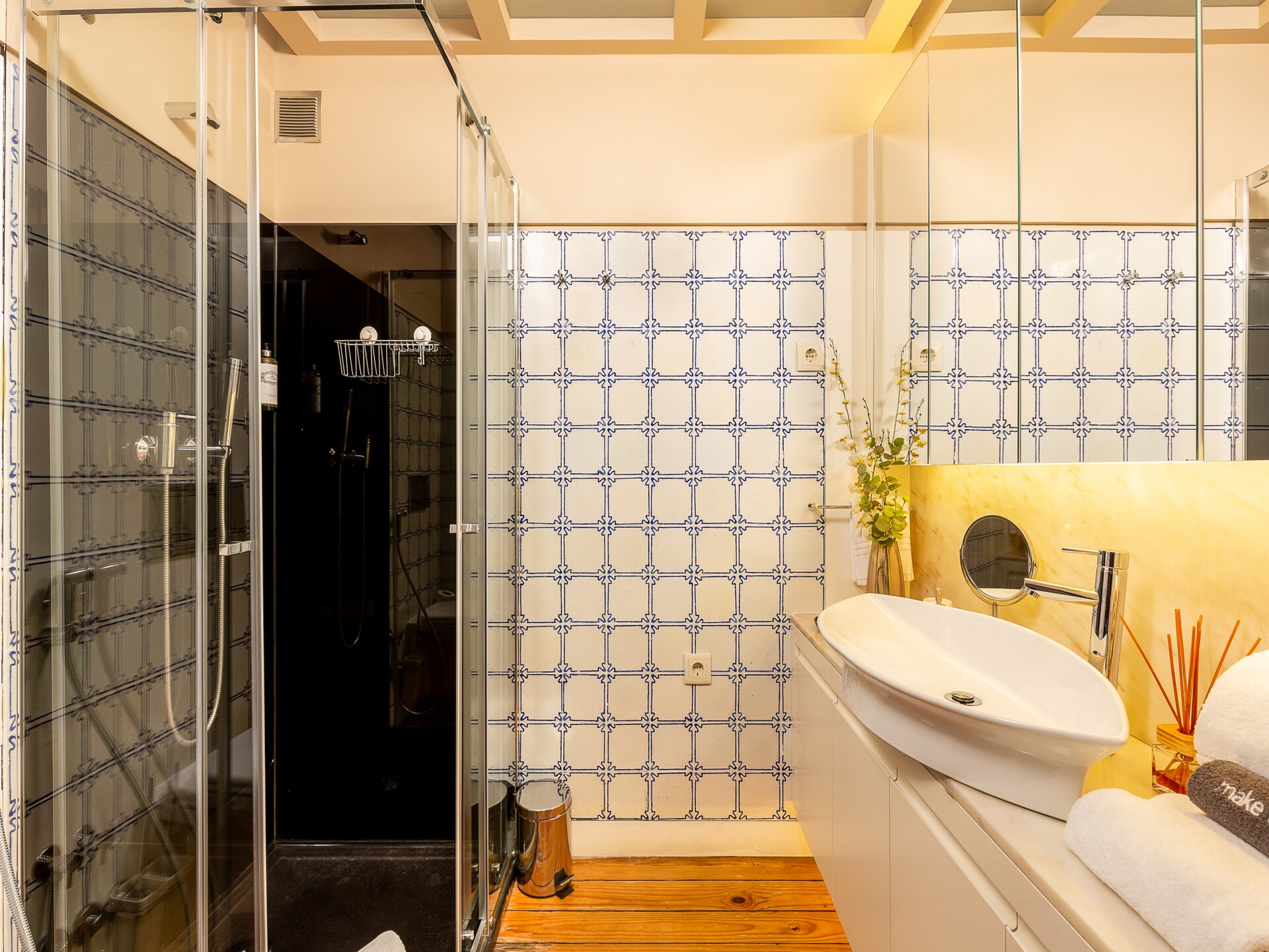 Licht appartement met balkon in het bruisende Bolhão, vlakbij de Douro - foto 12