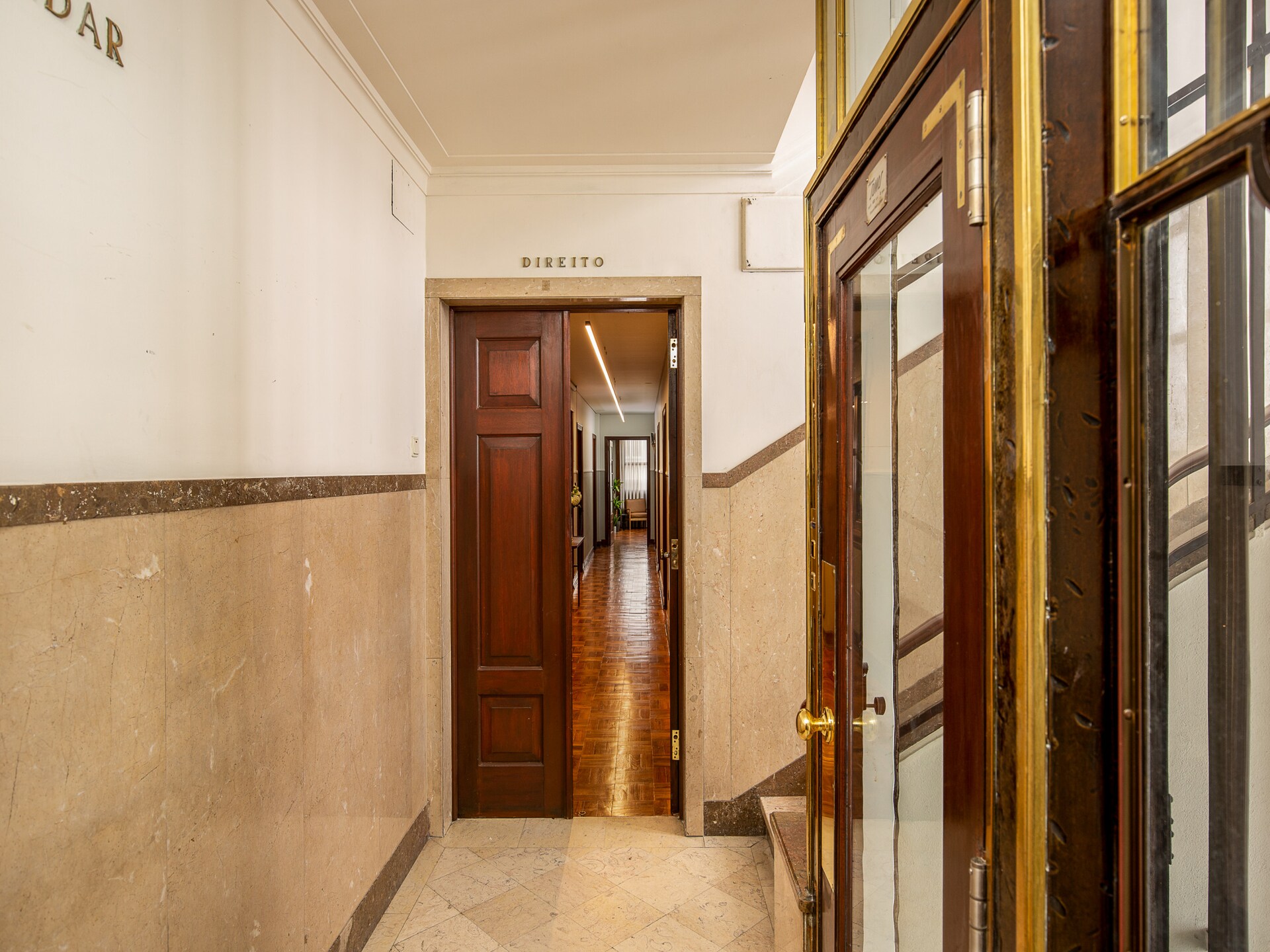Groot appartement in hartje Porto, vlakbij de levendige Santa Catarina straat - foto 12