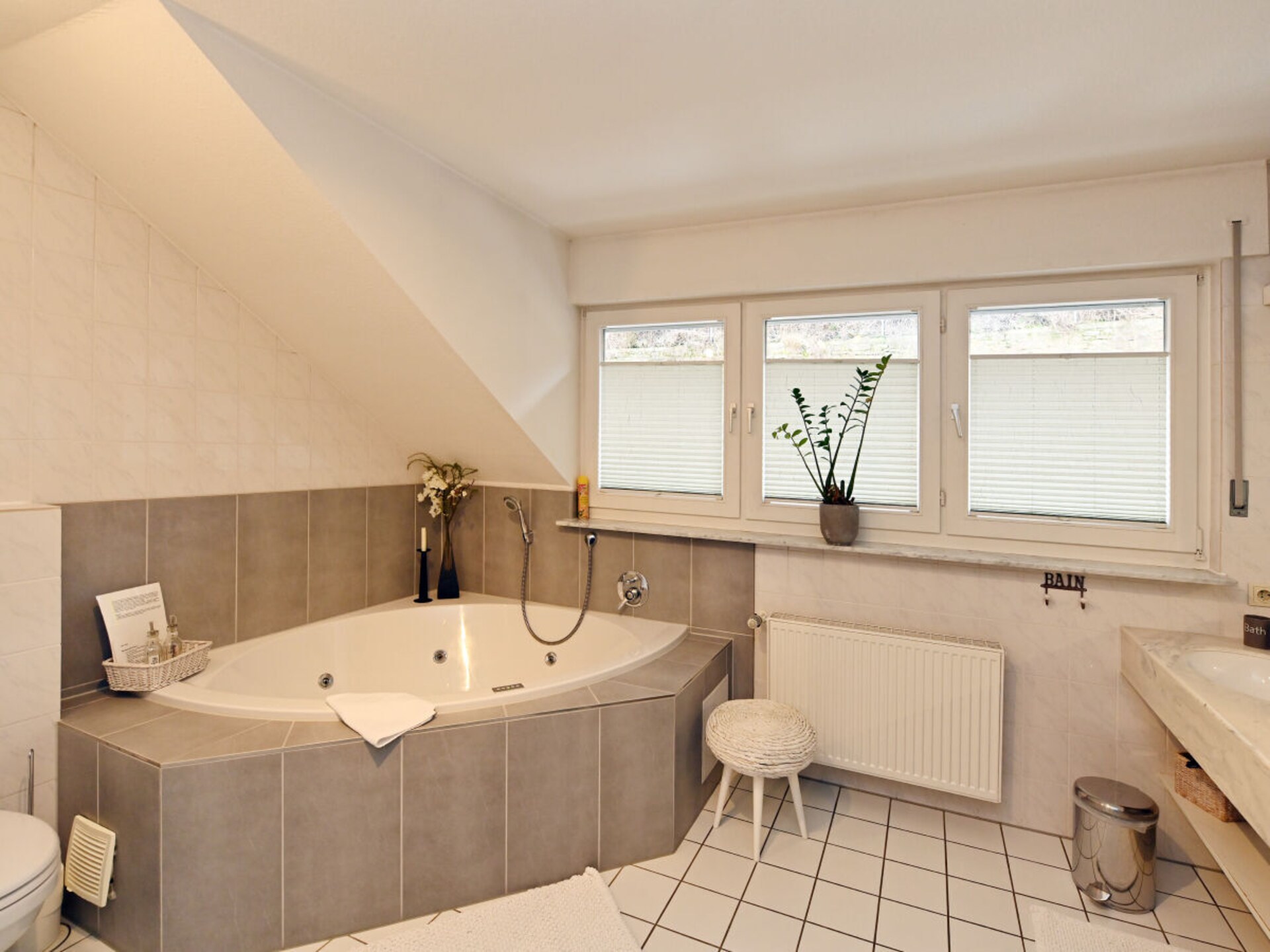 Romantisch wellness-appartement met bubbelbad en wijngaardzicht - foto 16