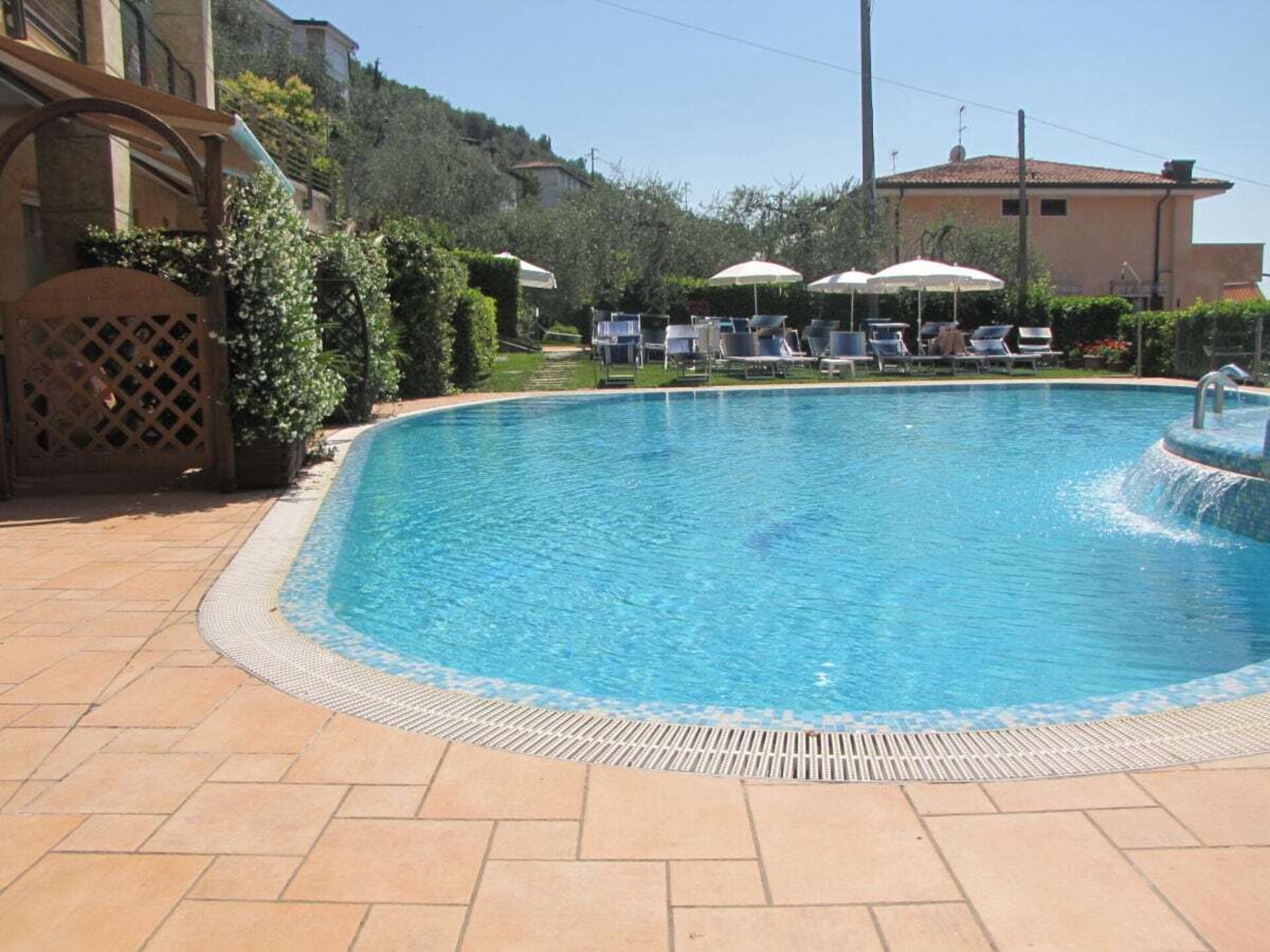 Knus appartement in Brenzone met zwembad en whirlpool, nabij het Gardameer - foto 2