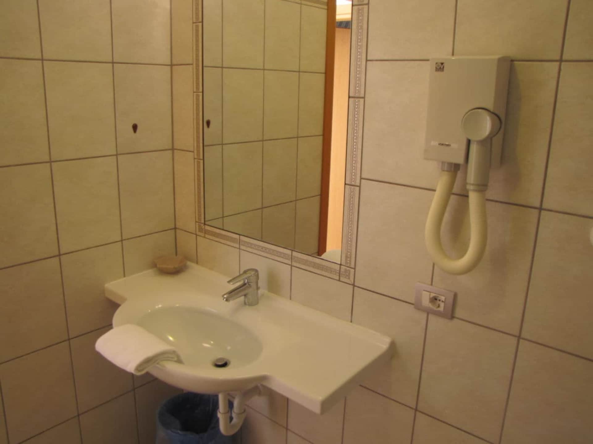Knus appartement in Brenzone met zwembad en whirlpool, nabij het Gardameer - foto 11