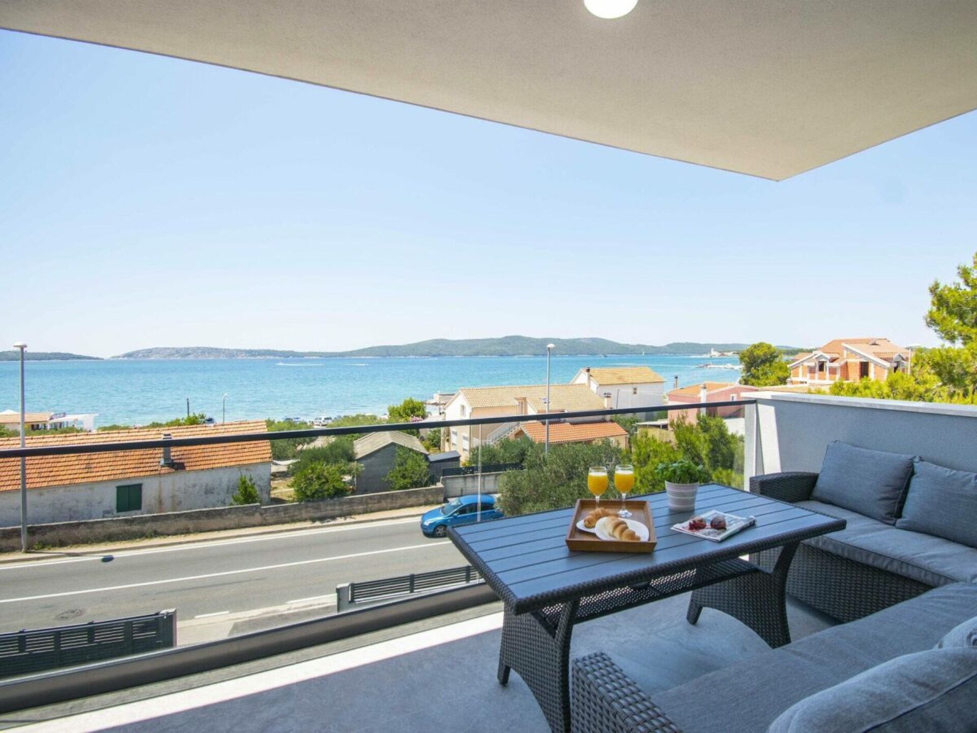 Modern vakantiehuis met zeezicht op 100m van strand in Brodarica - foto 1