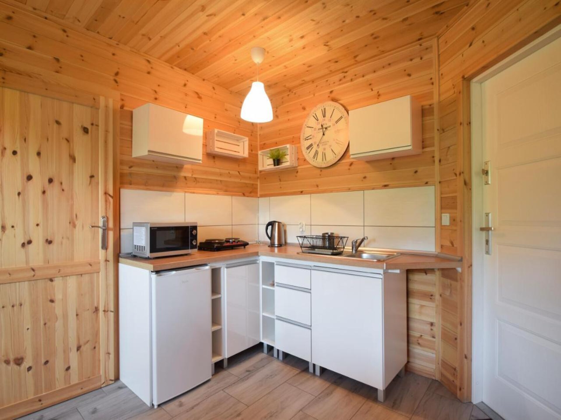 Gelijkvloers vakantiehuis in het bos, 480 meter van het strand in Sarbinowo - foto 3