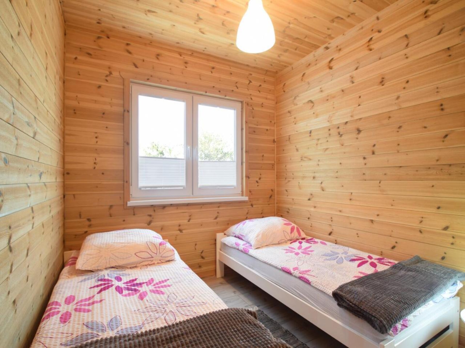 Gelijkvloers vakantiehuis in het bos, 480 meter van het strand in Sarbinowo - foto 4