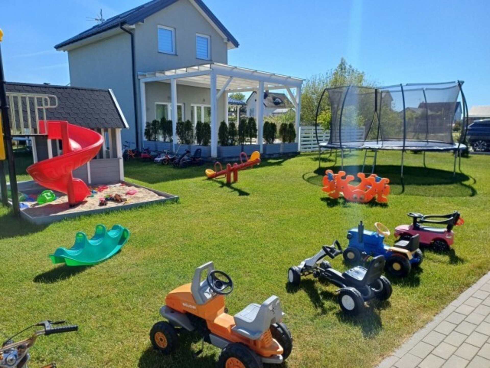 Gelijkvloers vakantiehuis in het bos, 480 meter van het strand in Sarbinowo - foto 12
