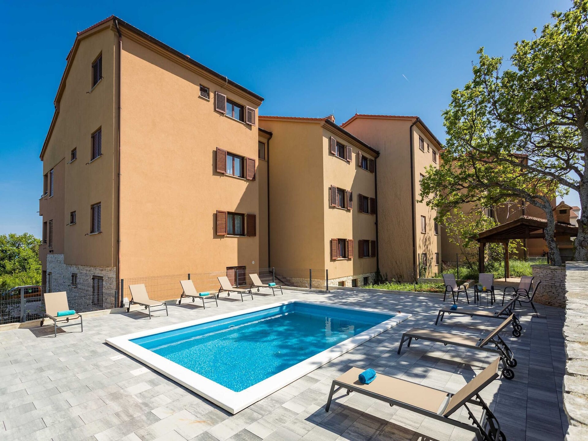 Cesare 3: Modern appartement met zwembad op 1,5 km van zee in Ližnjan - foto 1