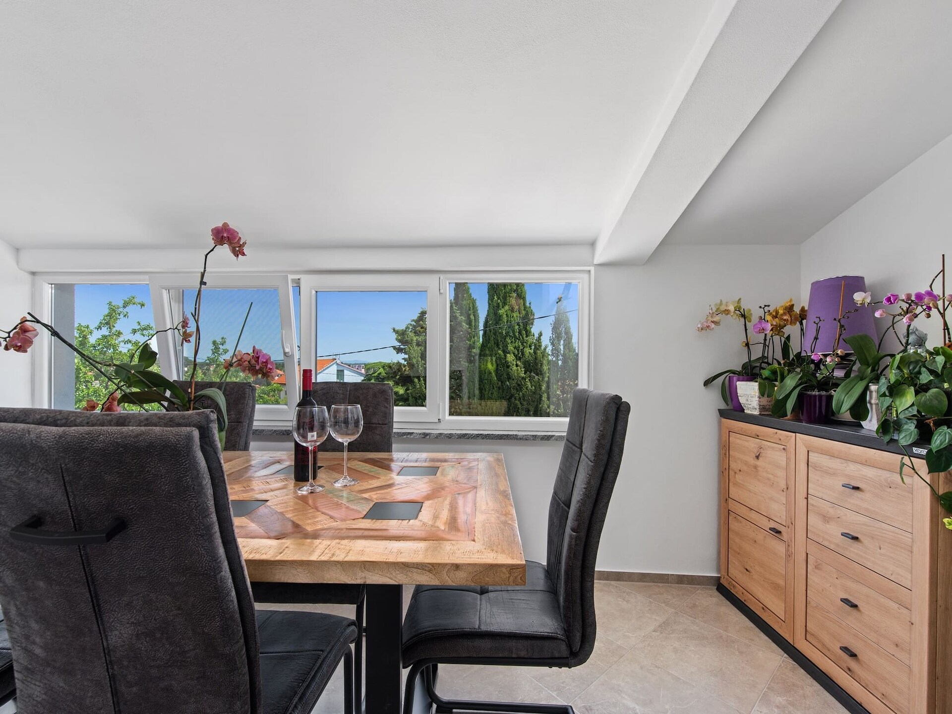 Modern vakantiehuis voor 8 in Premantura met tuin en uitzicht op zee - foto 10