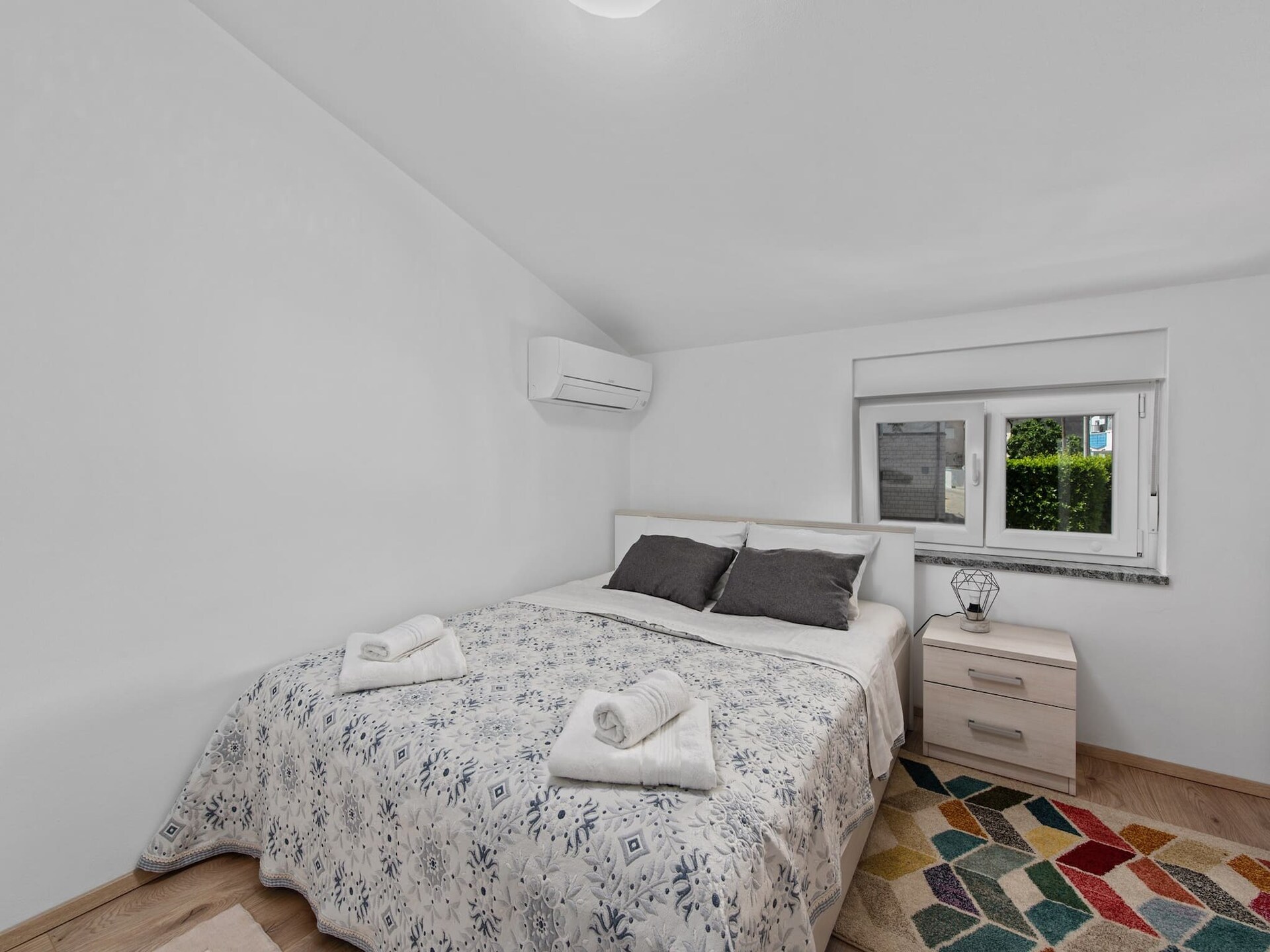 Modern vakantiehuis voor 8 in Premantura met tuin en uitzicht op zee - foto 18