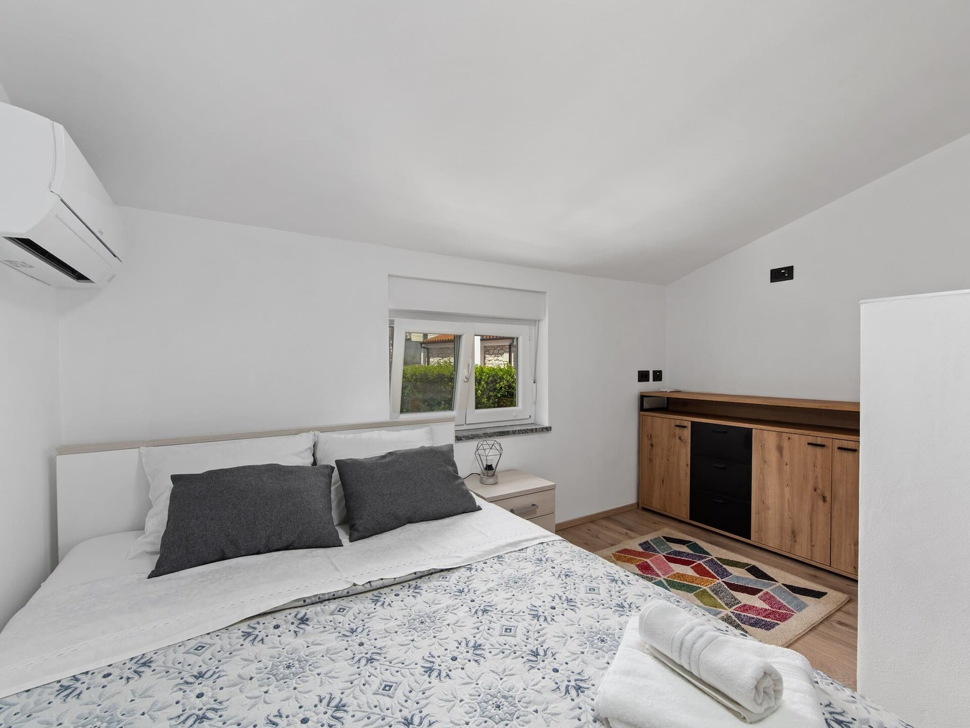 Modern vakantiehuis voor 8 in Premantura met tuin en uitzicht op zee - foto 19