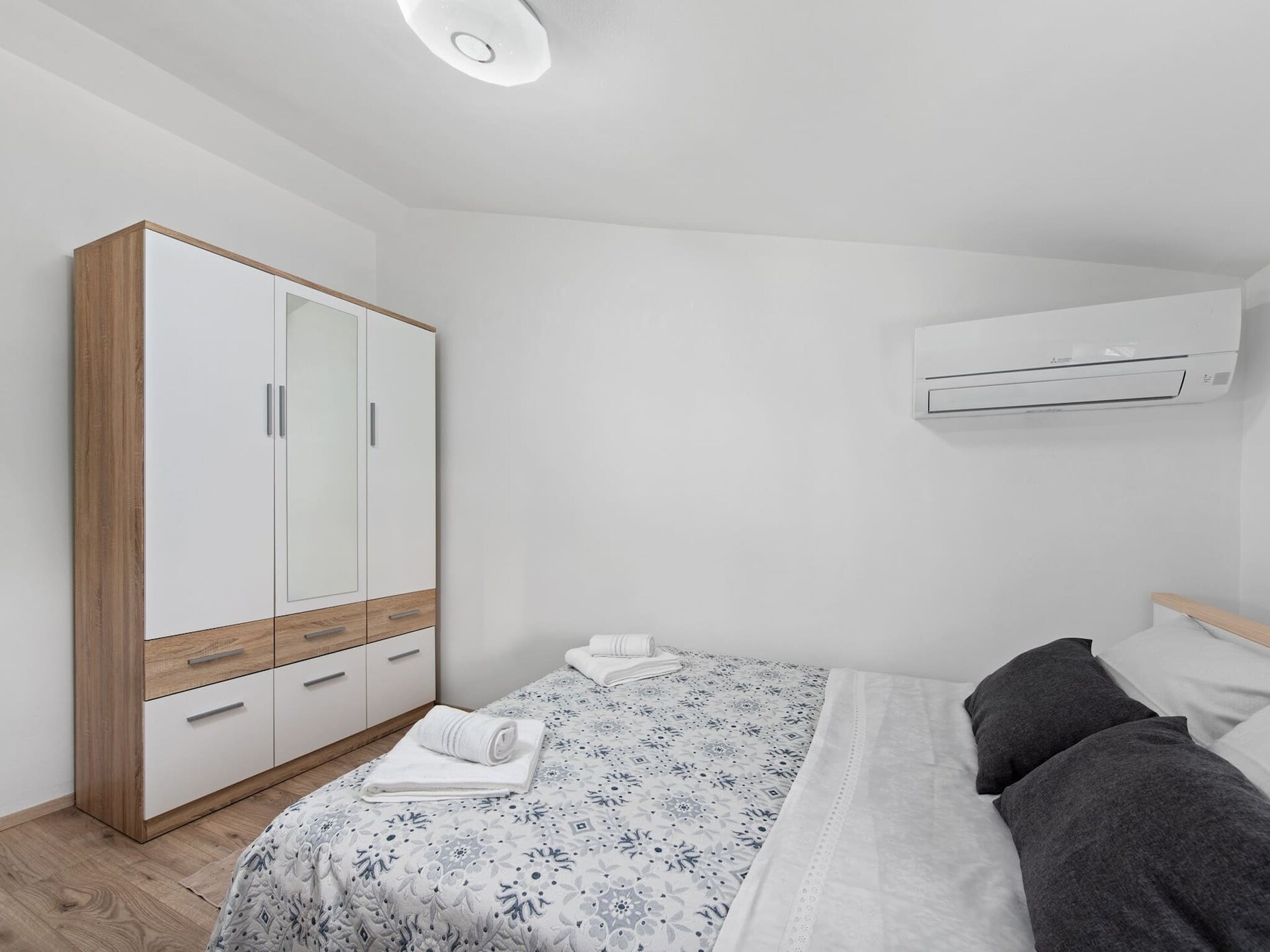 Modern vakantiehuis voor 8 in Premantura met tuin en uitzicht op zee - foto 14