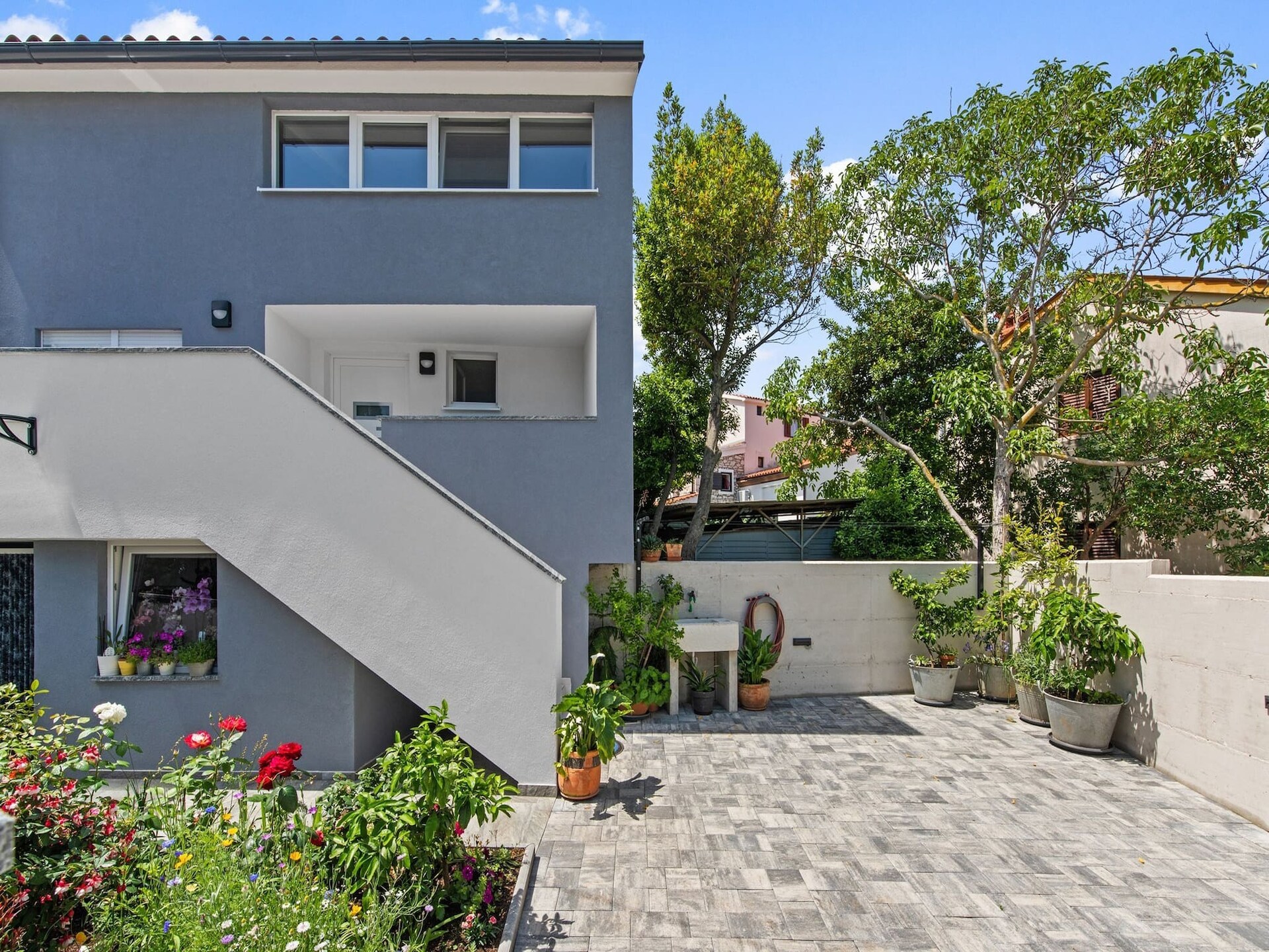 Modern vakantiehuis voor 8 in Premantura met tuin en uitzicht op zee - foto 28