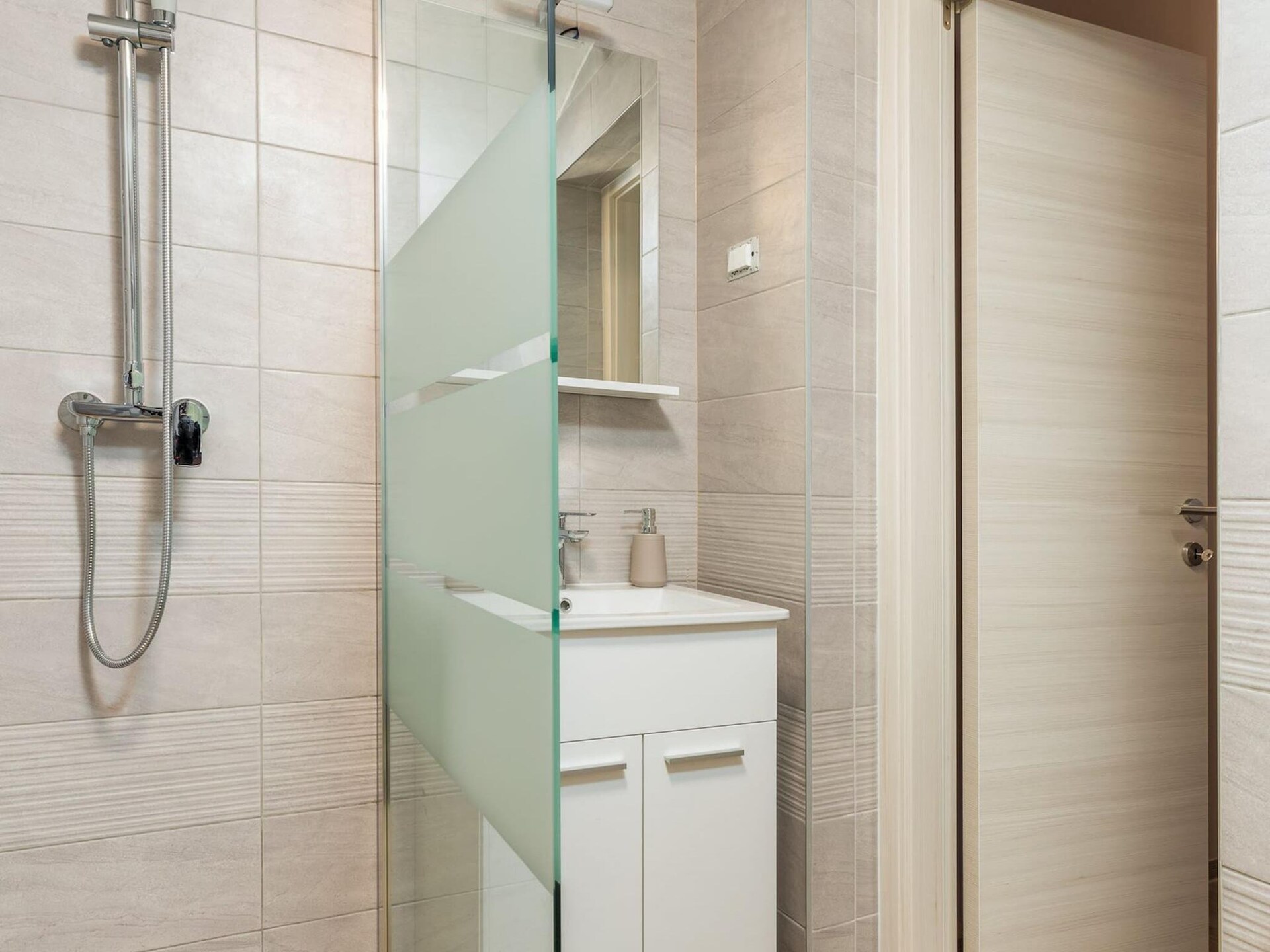 Modern appartement bij Fažana met zwembad, tuin en terras - foto 17
