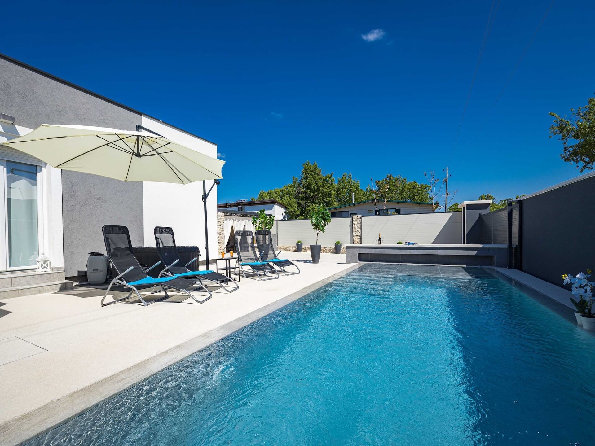 Villa Marsel in Gajana: privézwembad, jacuzzi en 6 persoons vakantiehuis - foto 2