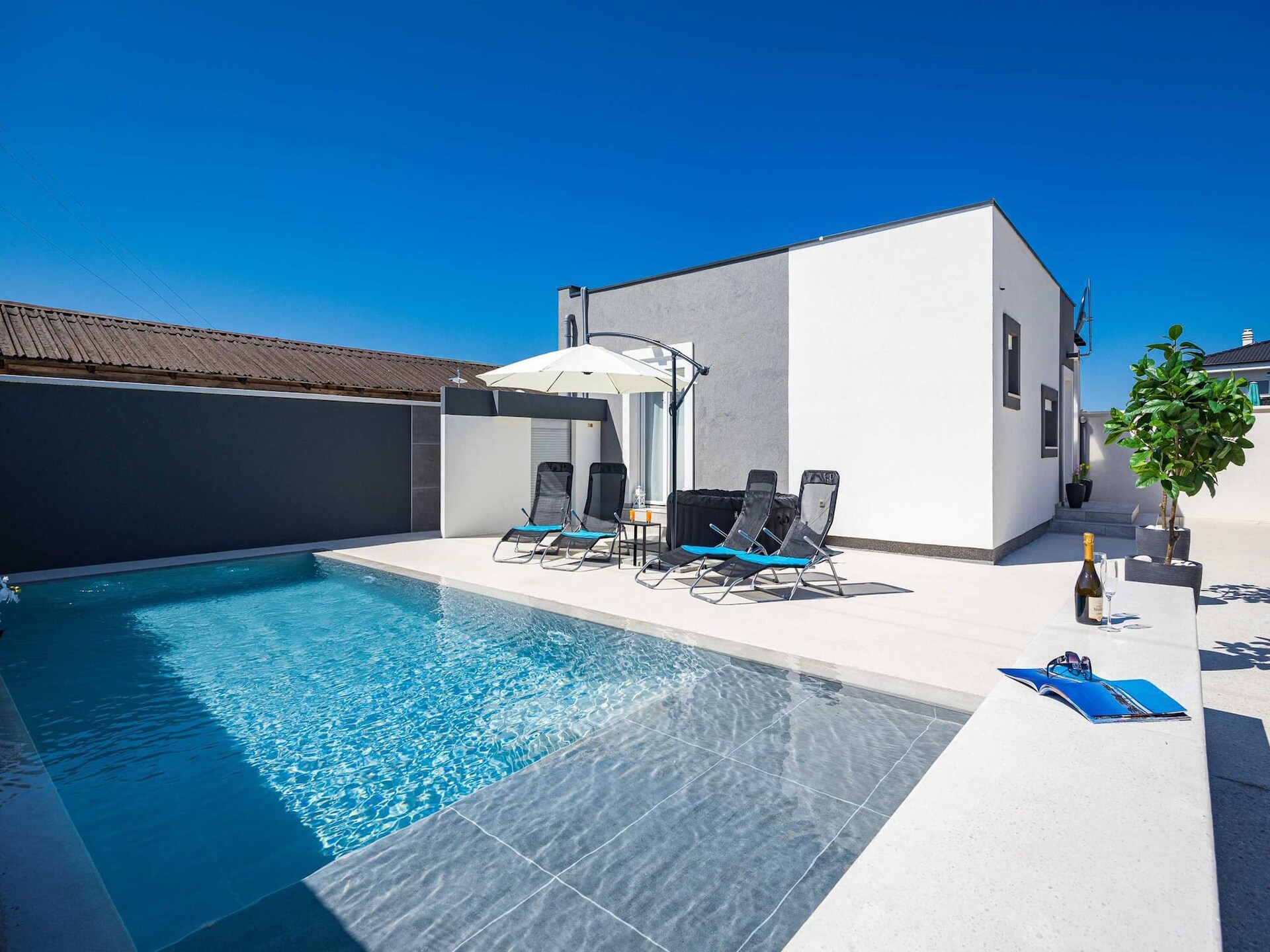 Villa Marsel in Gajana: privézwembad, jacuzzi en 6 persoons vakantiehuis - foto 10