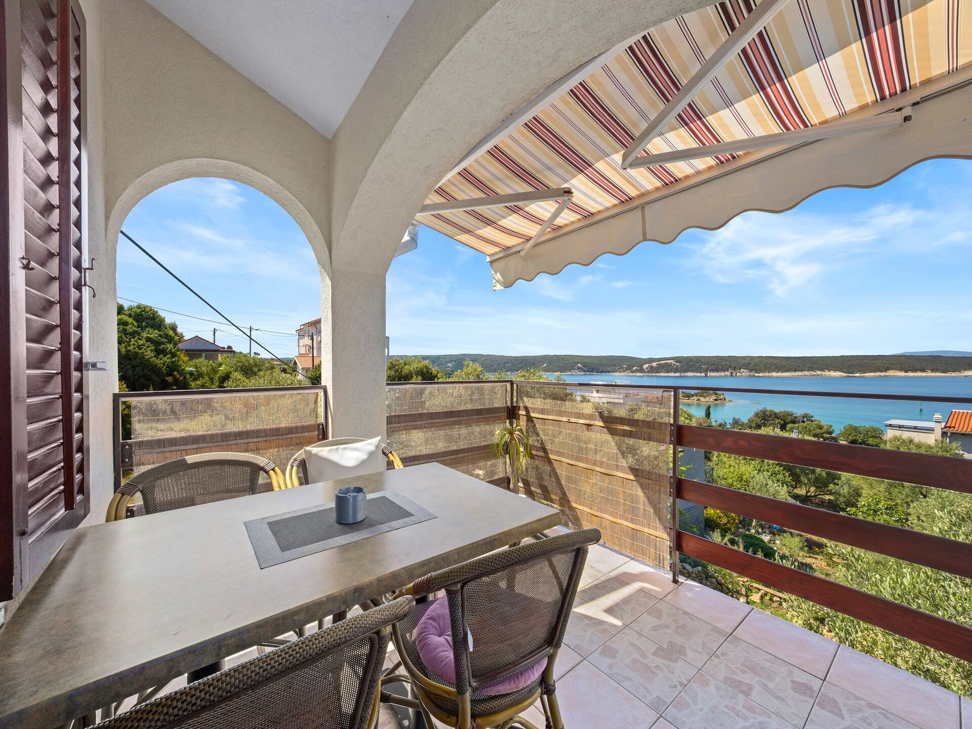 Appartement met zeezicht en balkon, 300m van strand in Supetarska Draga - foto 1