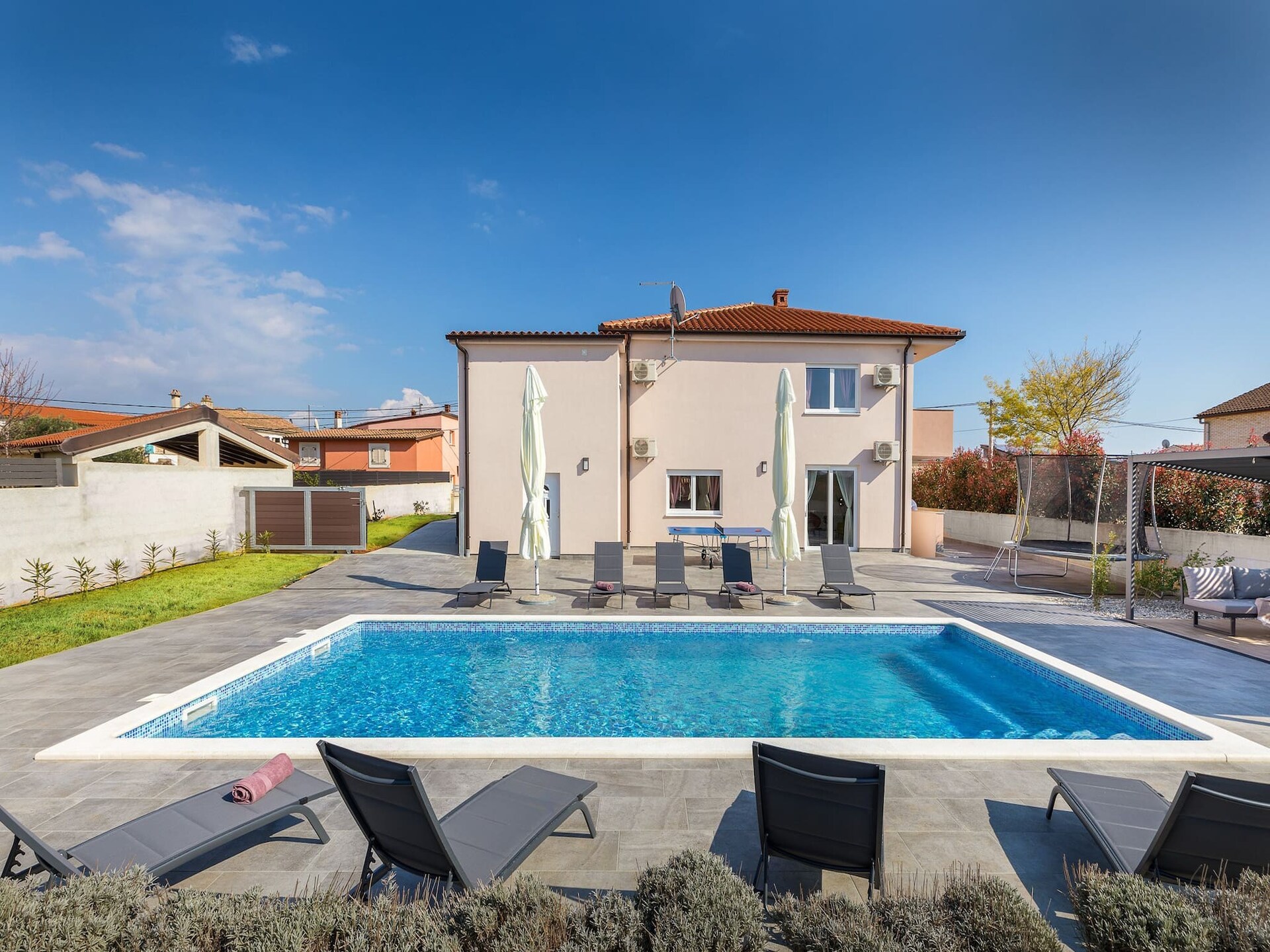 12-persoons villa in Valbandon met privézwembad - foto 1