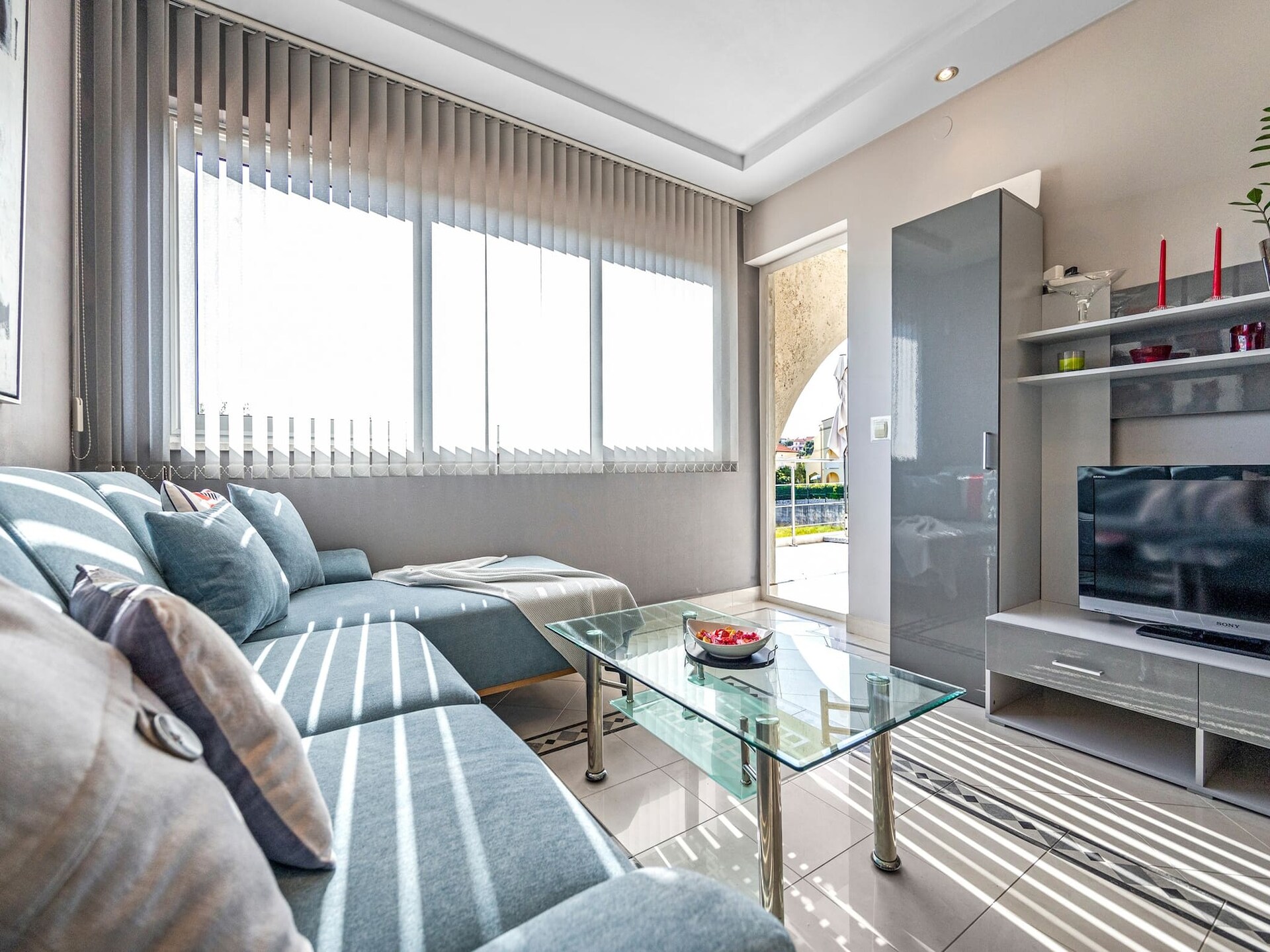 Blanka B2: Stijlvol appartement met jacuzzi, tuin en strand op 250m - foto 7