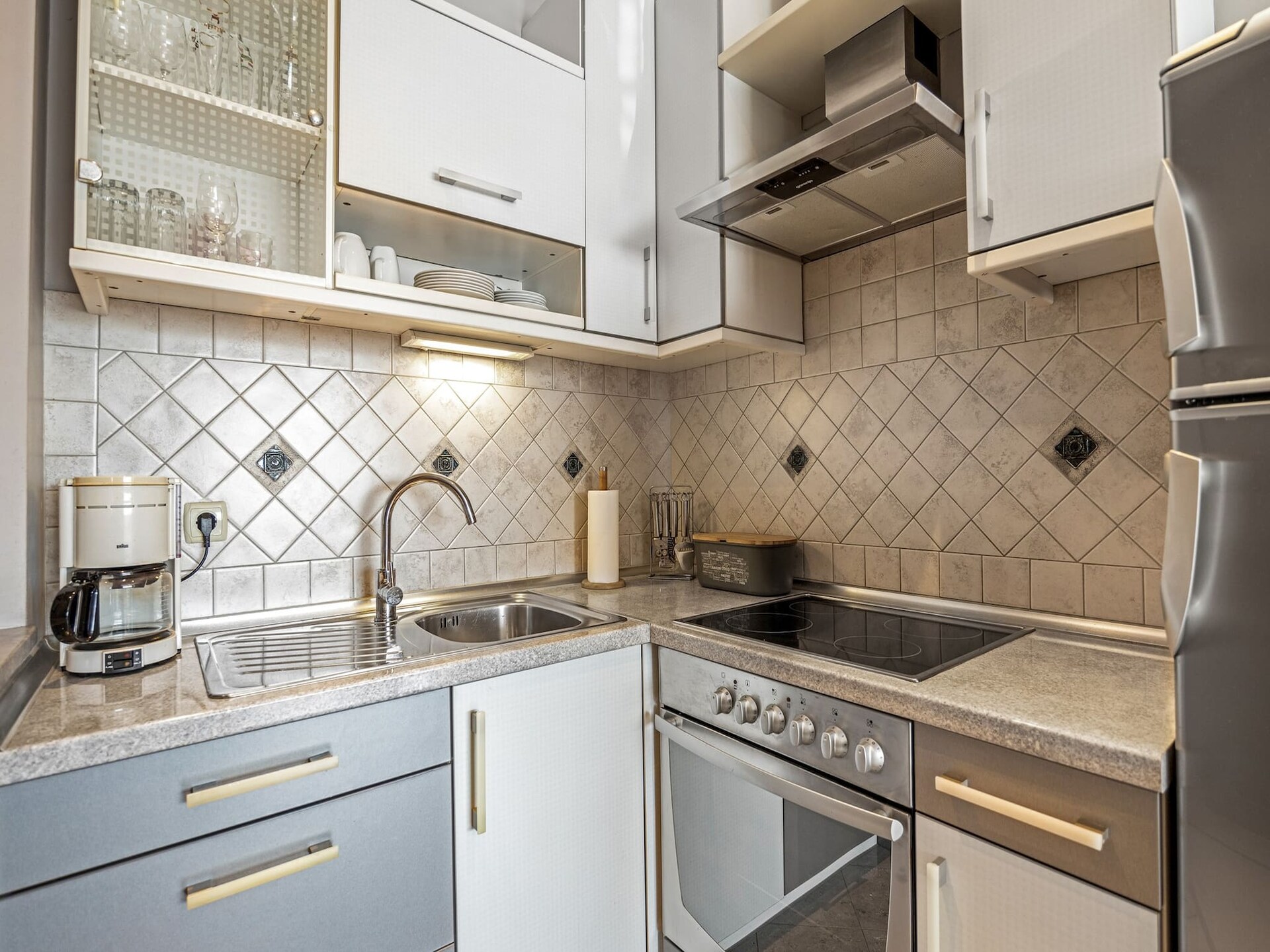 Blanka B2: Stijlvol appartement met jacuzzi, tuin en strand op 250m - foto 5
