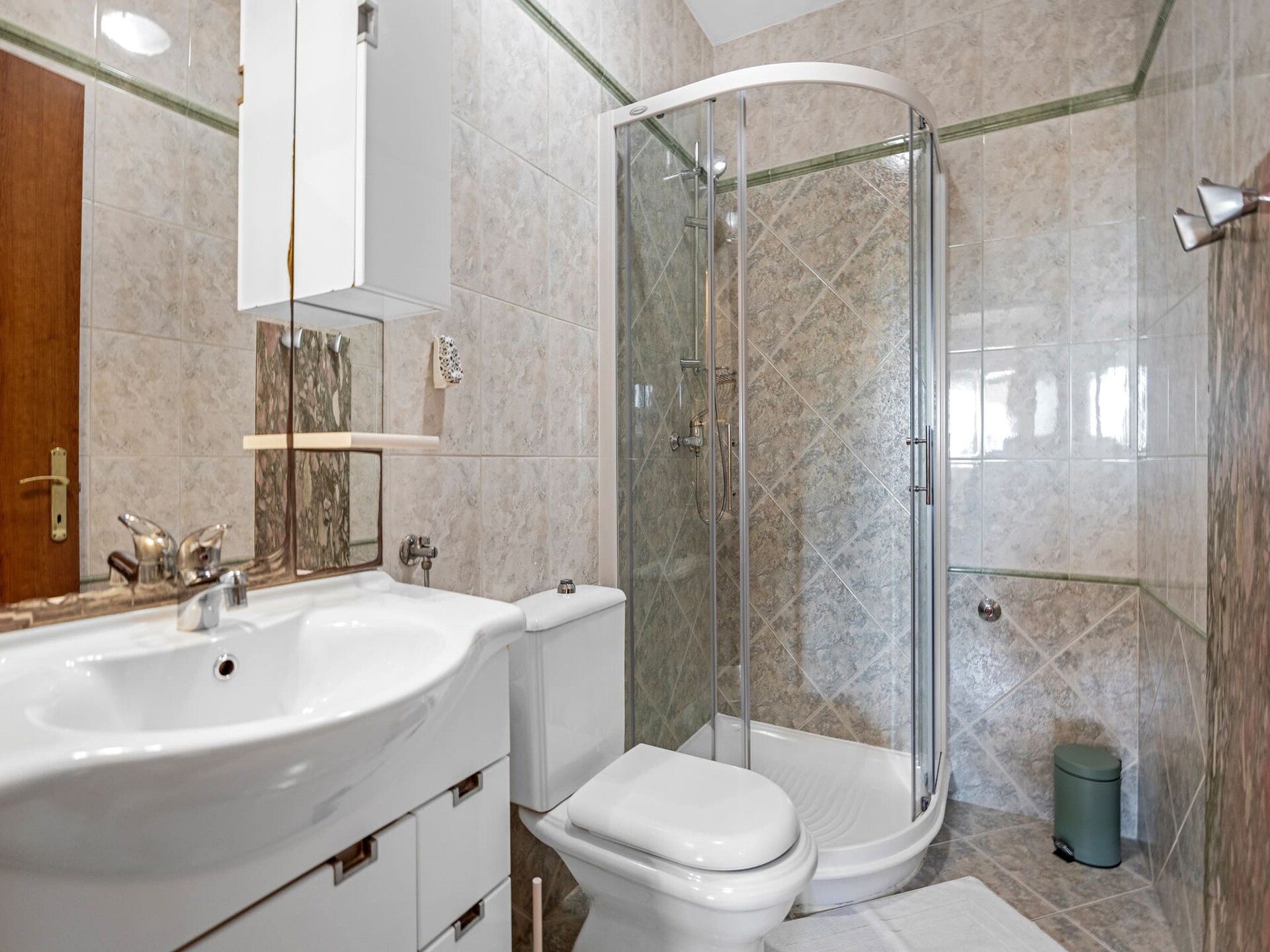 Blanka B2: Stijlvol appartement met jacuzzi, tuin en strand op 250m - foto 16