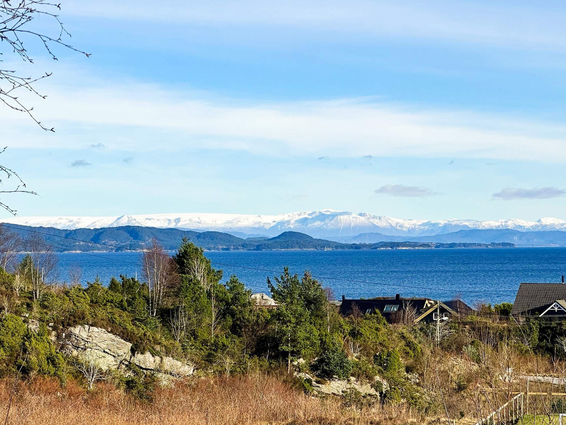 Zonnig vakantiehuis met panoramisch fjordzicht bij Klokkarvik - foto 17