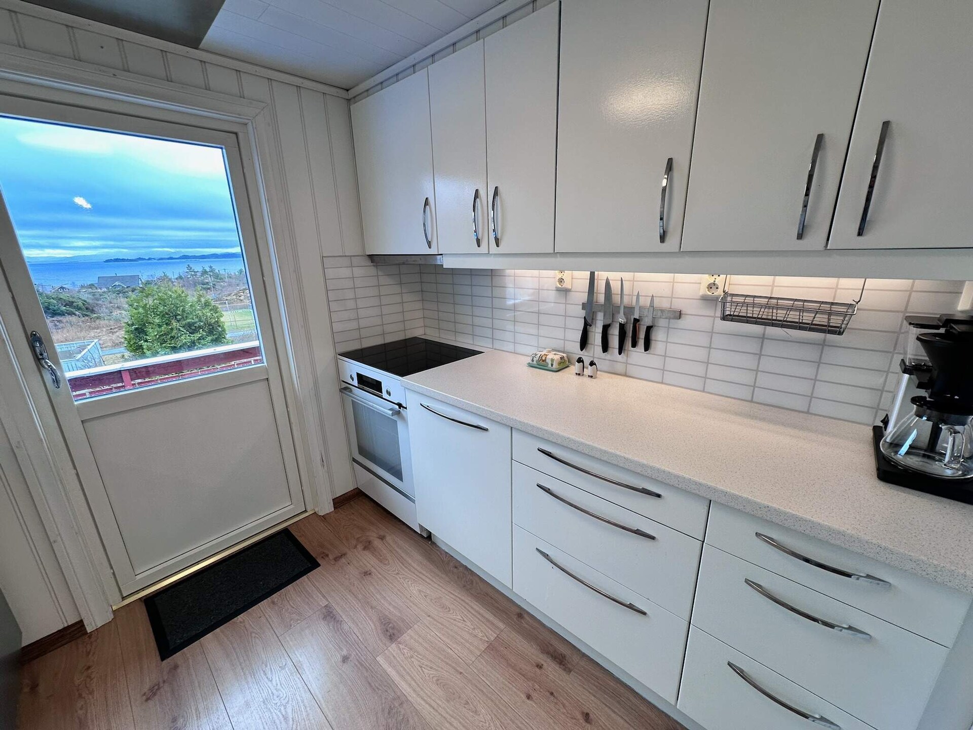 Zonnig vakantiehuis met panoramisch fjordzicht bij Klokkarvik - foto 18
