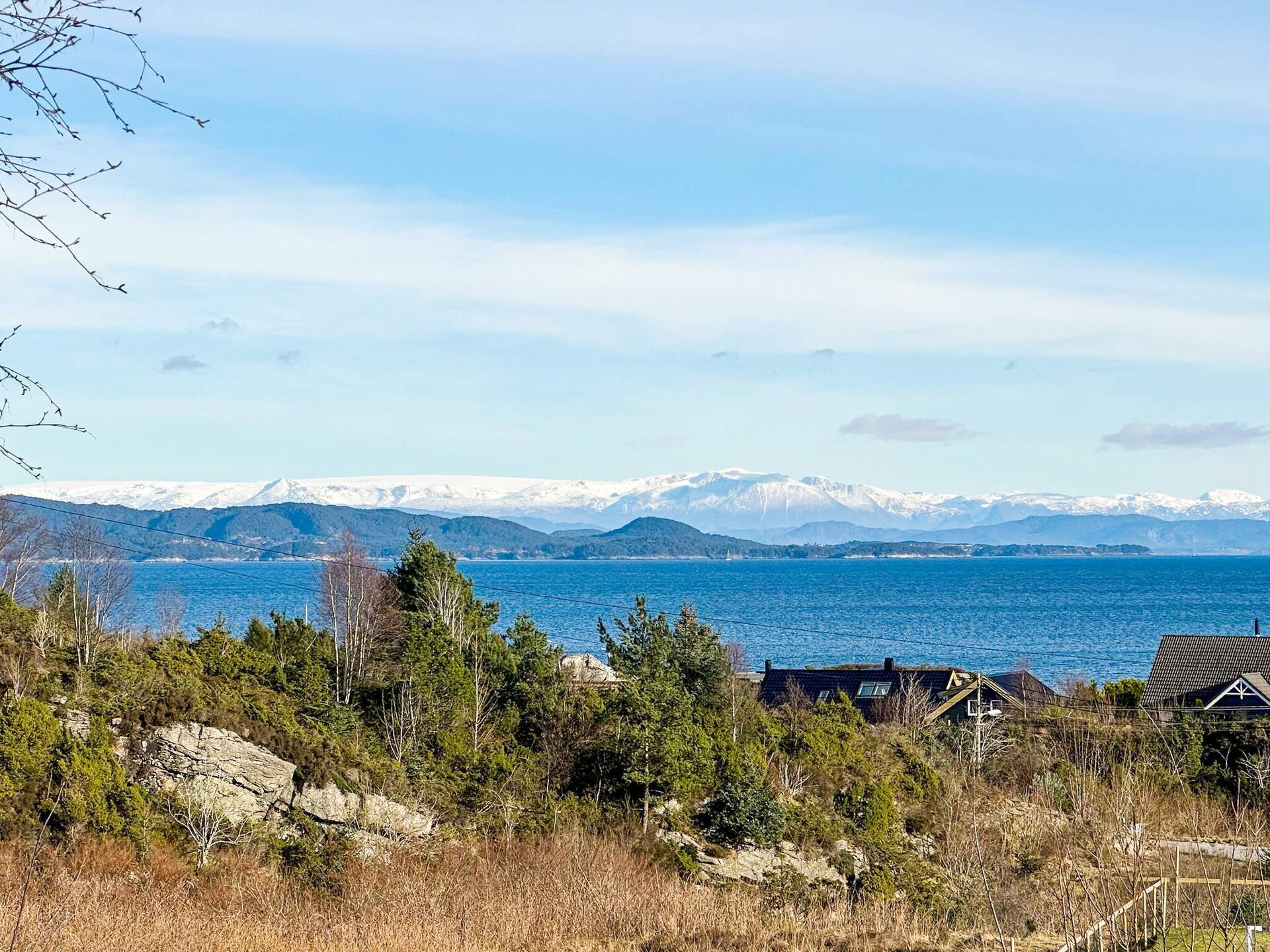Zonnig vakantiehuis met panoramisch fjordzicht bij Klokkarvik - foto 14