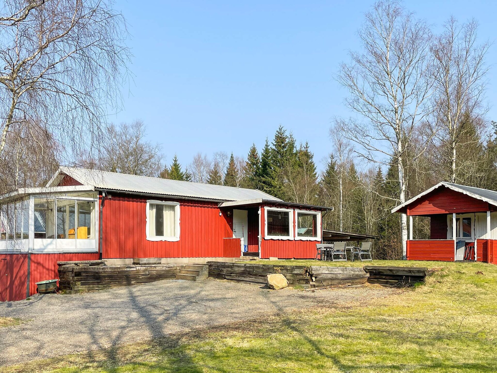 Rood Zomerhuis in de Zweedse Bossen bij Skånes Fagerhult - foto 1