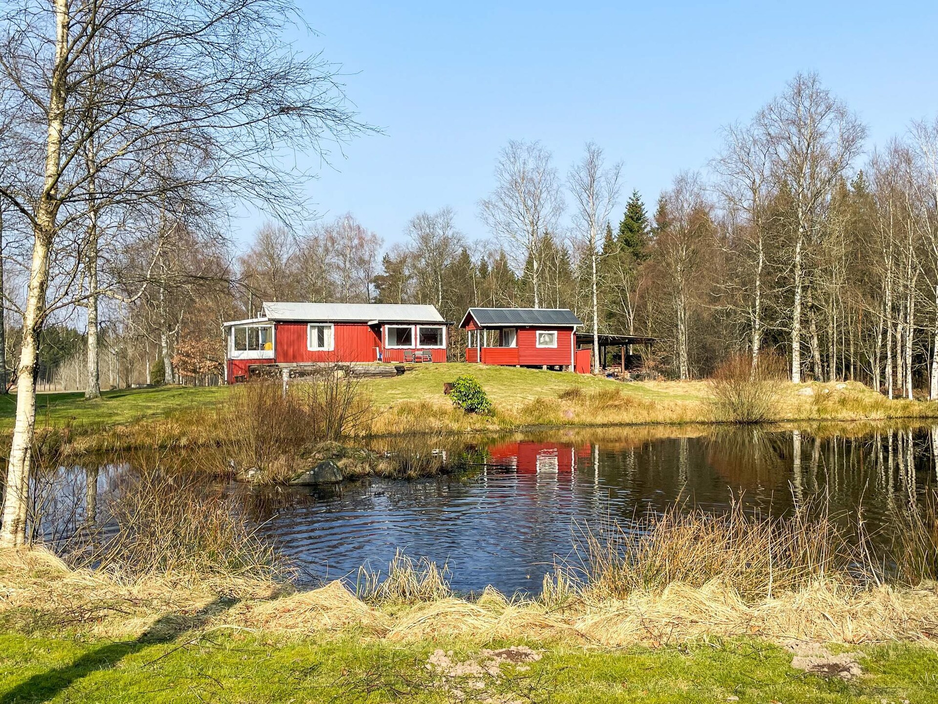 Rood Zomerhuis in de Zweedse Bossen bij Skånes Fagerhult - foto 2