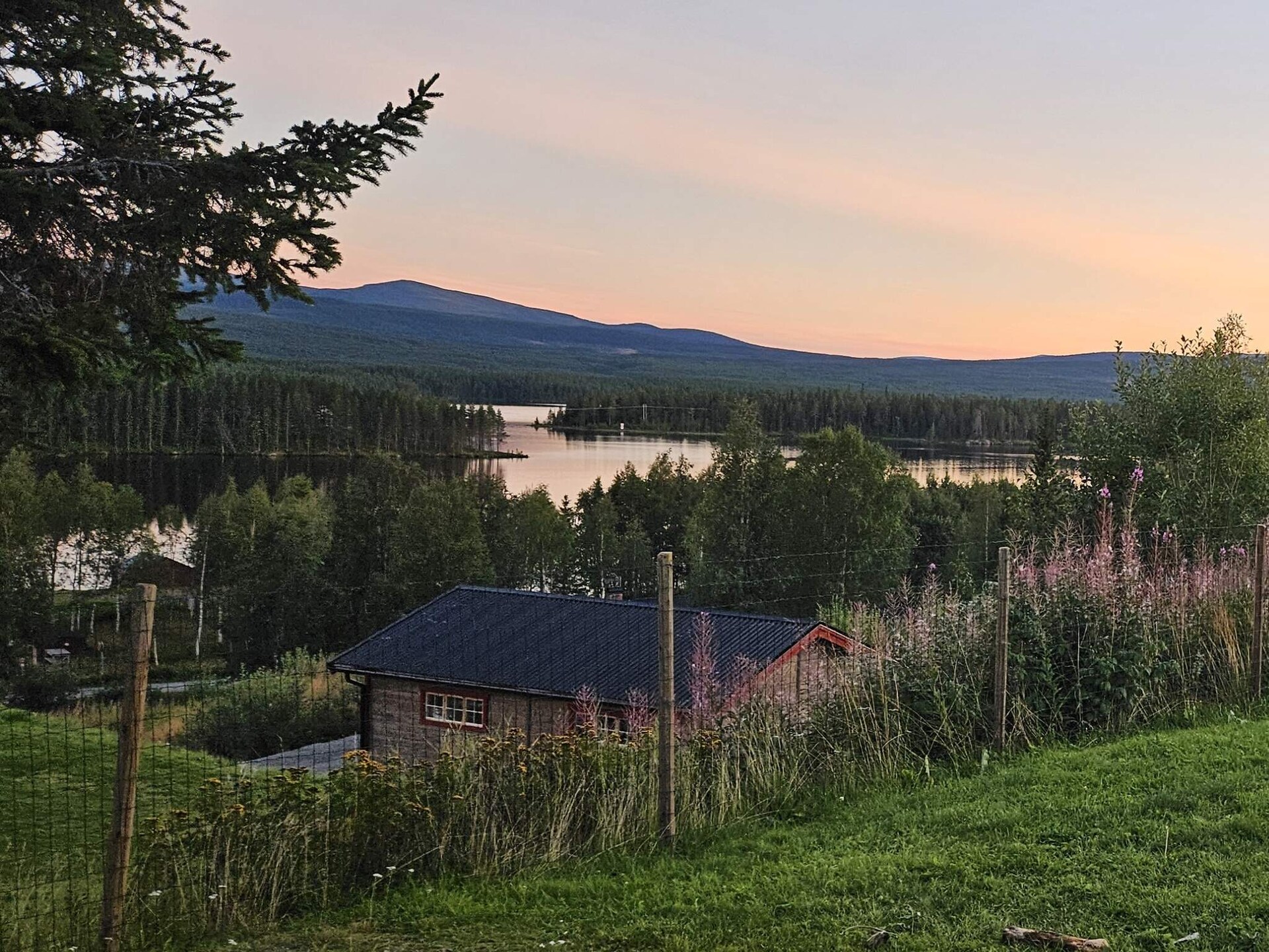 Charmante vakantiehut in Rörvattnet met uitzicht op meer en bergen - foto 14