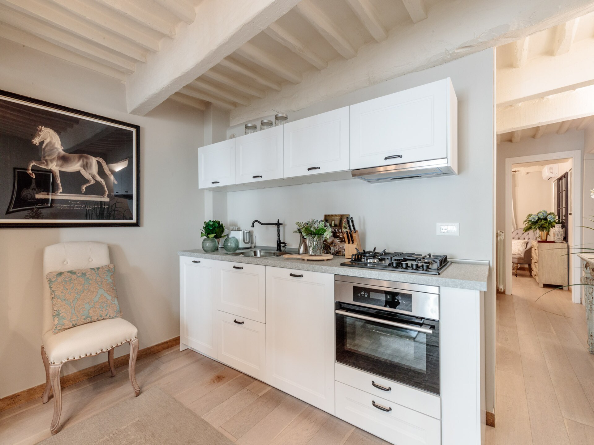 Romantisch appartement in hartje Lucca met geheime tuin en luxe keuken - foto 11