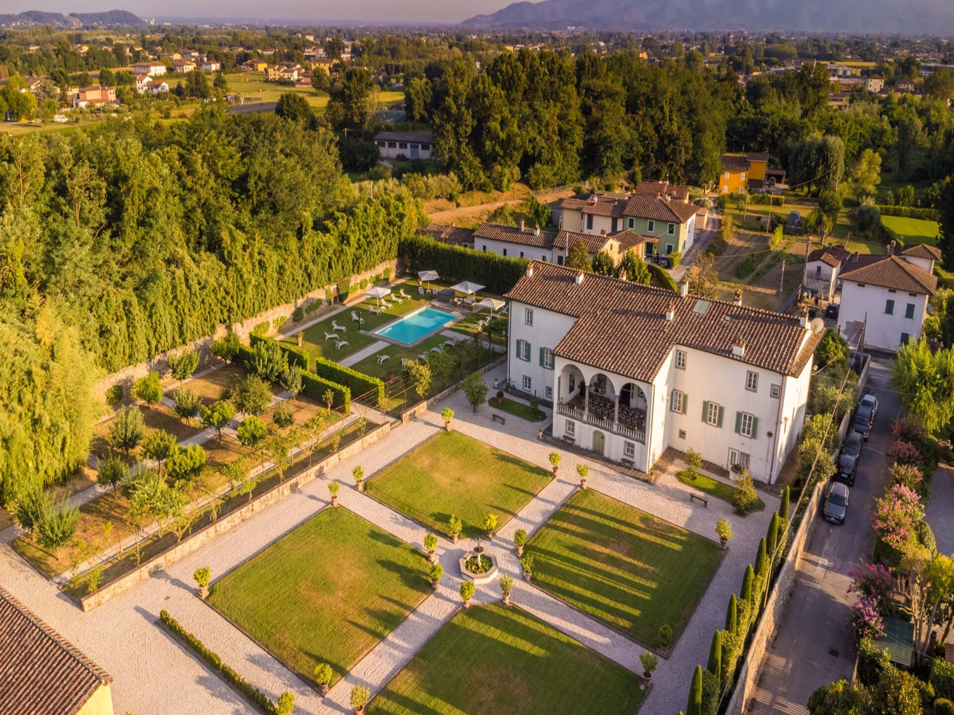 Historische villa aan de voet van Lucca met panoramisch uitzicht en zwembad - foto 9