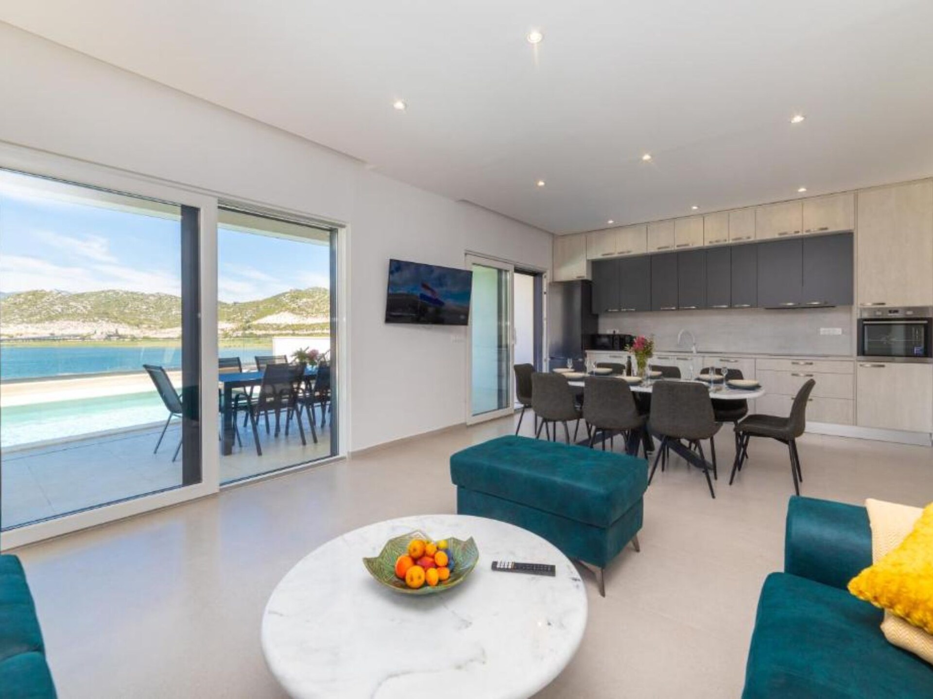 Aan het strand: Luxe vakantiehuis Luxury Villa Navis in Rogotin - foto 4