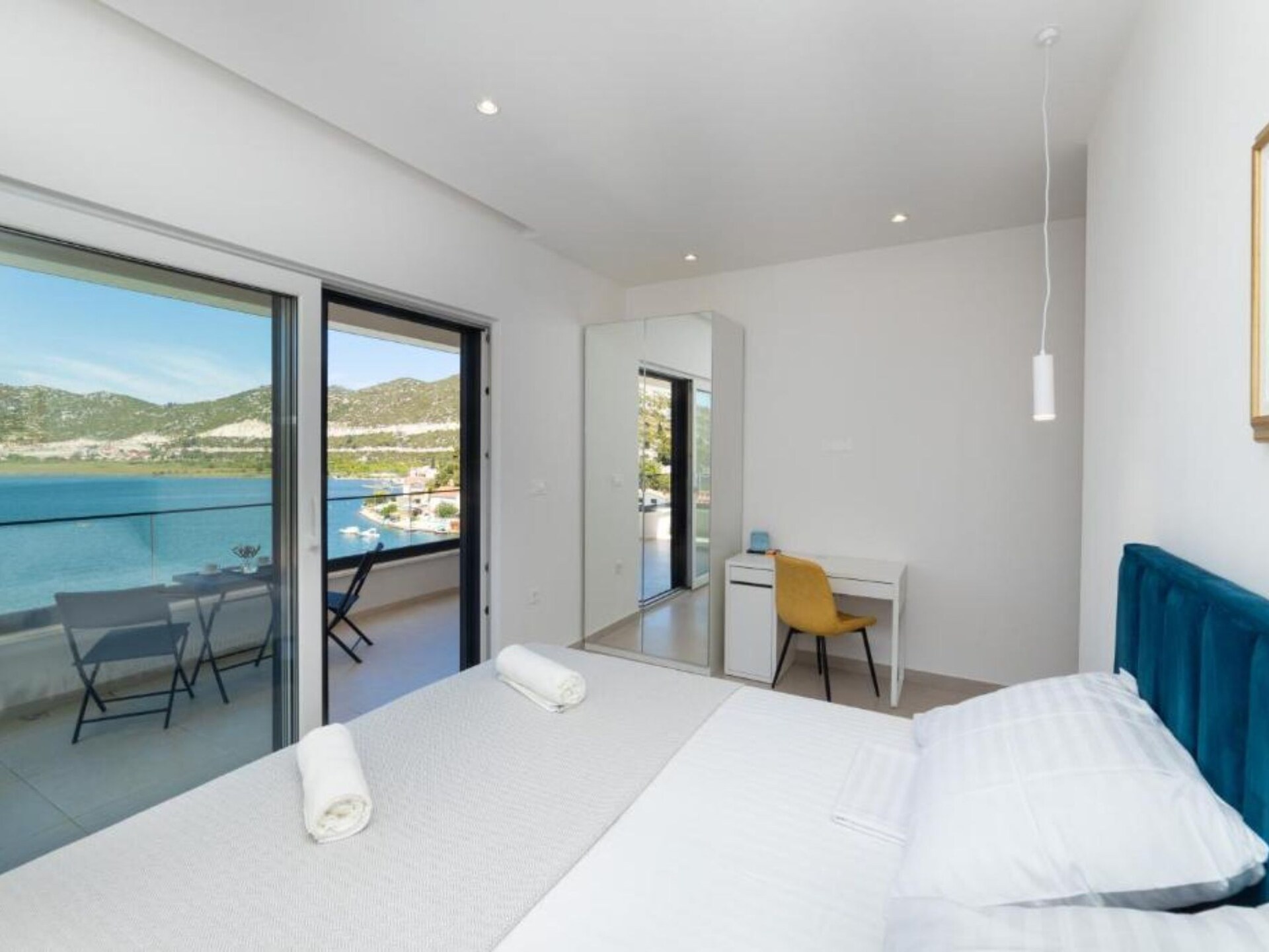 Aan het strand: Luxe vakantiehuis Luxury Villa Navis in Rogotin - foto 15