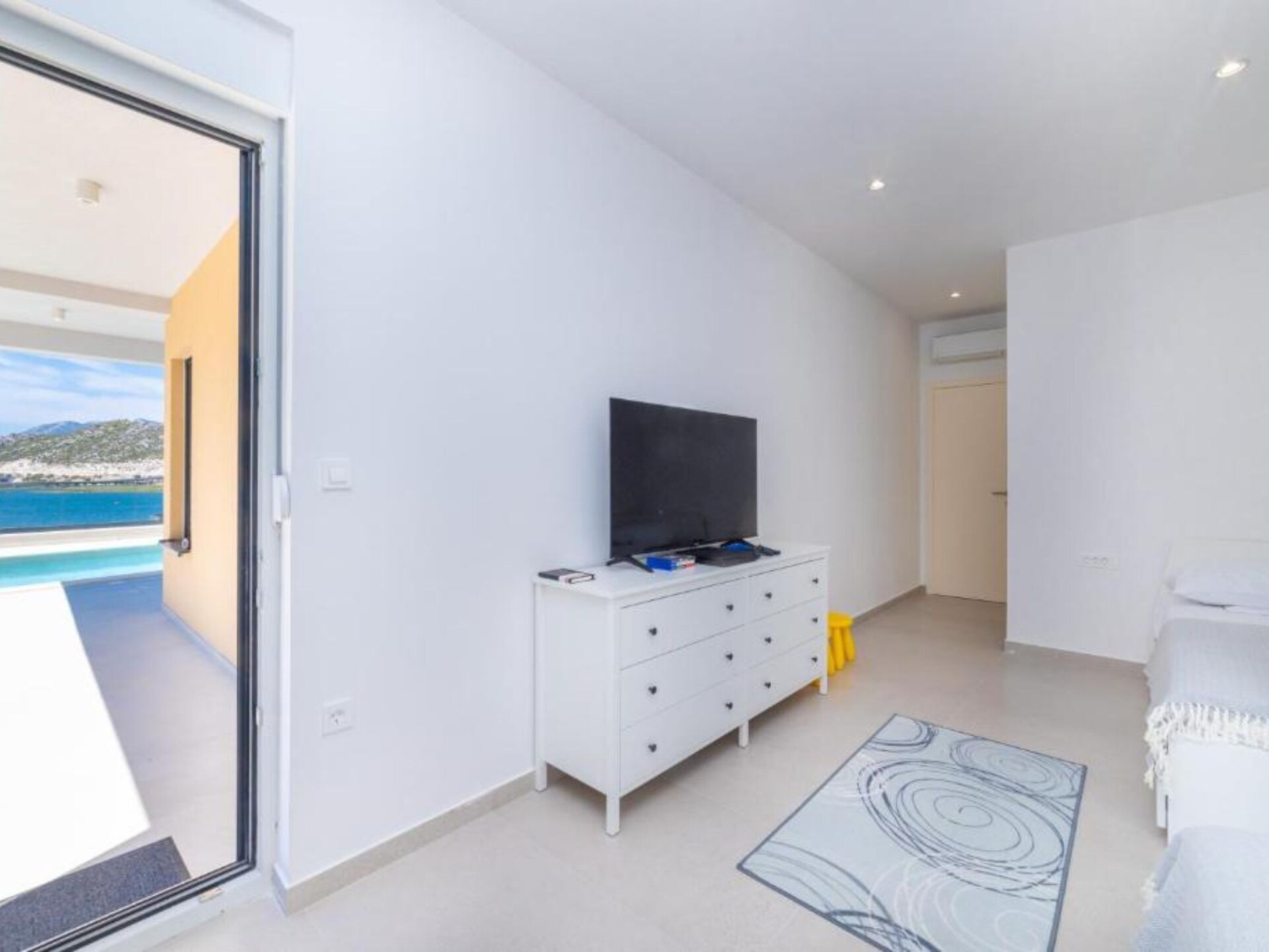 Aan het strand: Luxe vakantiehuis Luxury Villa Navis in Rogotin - foto 19