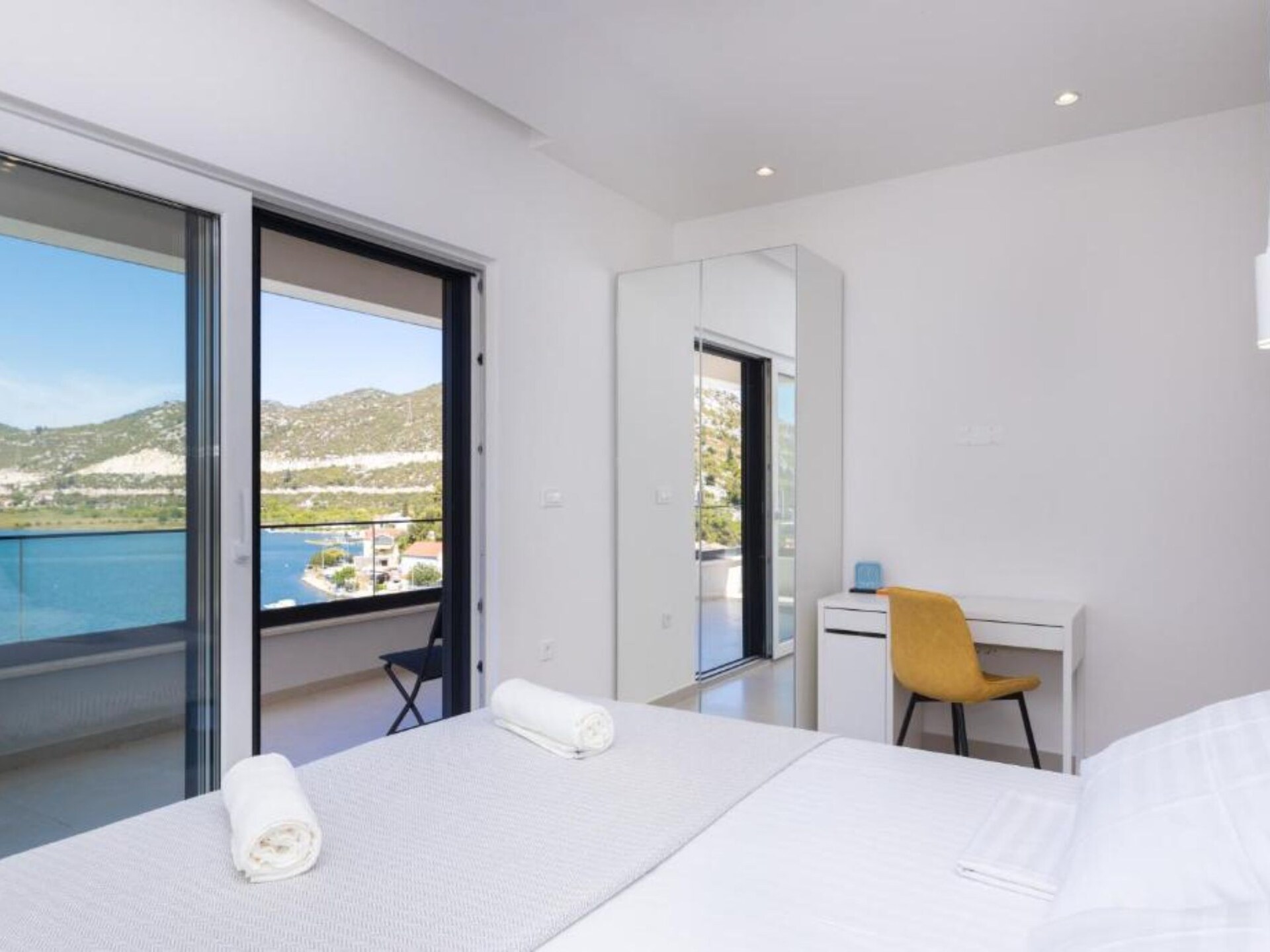 Aan het strand: Luxe vakantiehuis Luxury Villa Navis in Rogotin - foto 20
