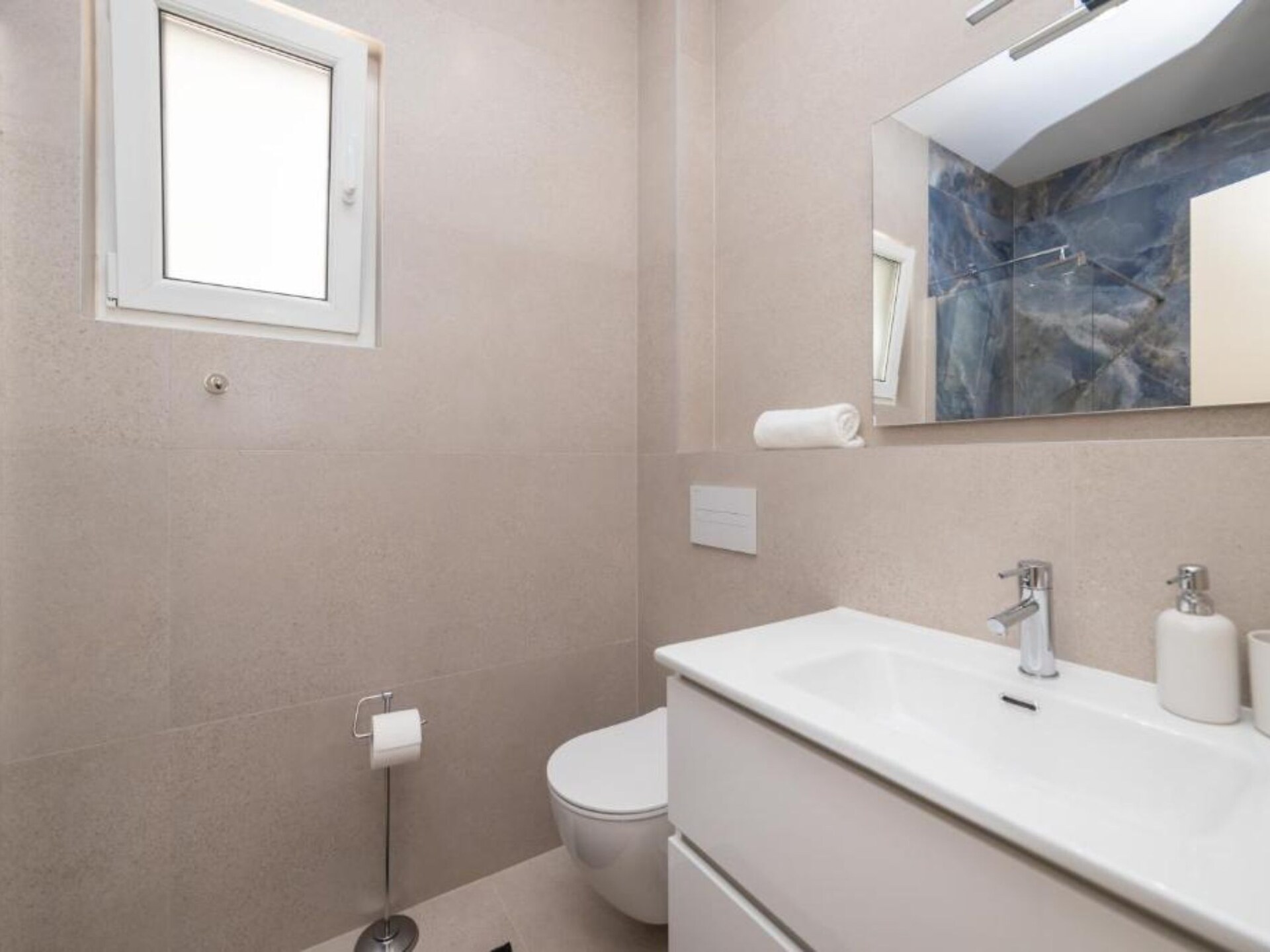 Aan het strand: Luxe vakantiehuis Luxury Villa Navis in Rogotin - foto 23
