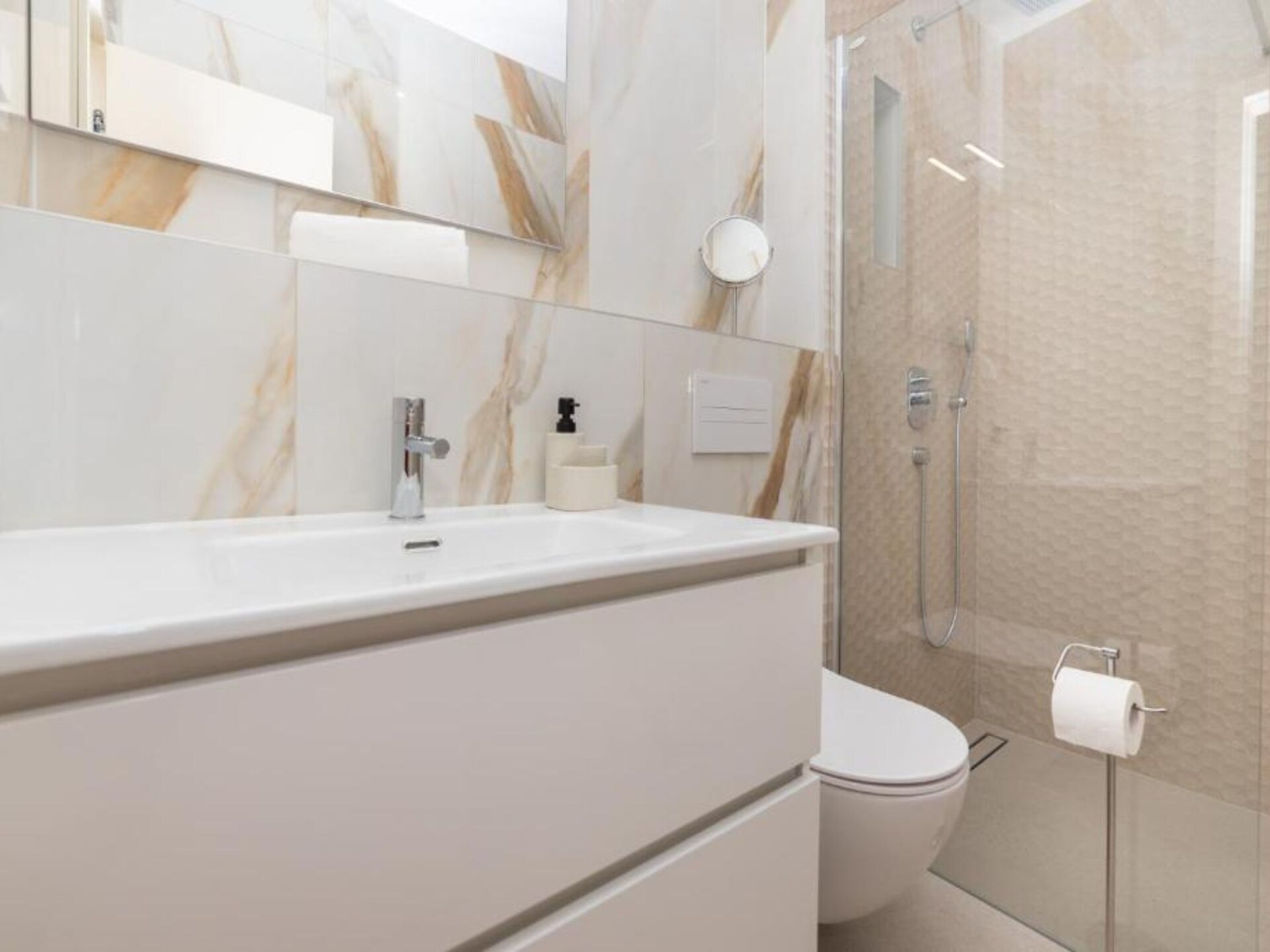 Aan het strand: Luxe vakantiehuis Luxury Villa Navis in Rogotin - foto 24