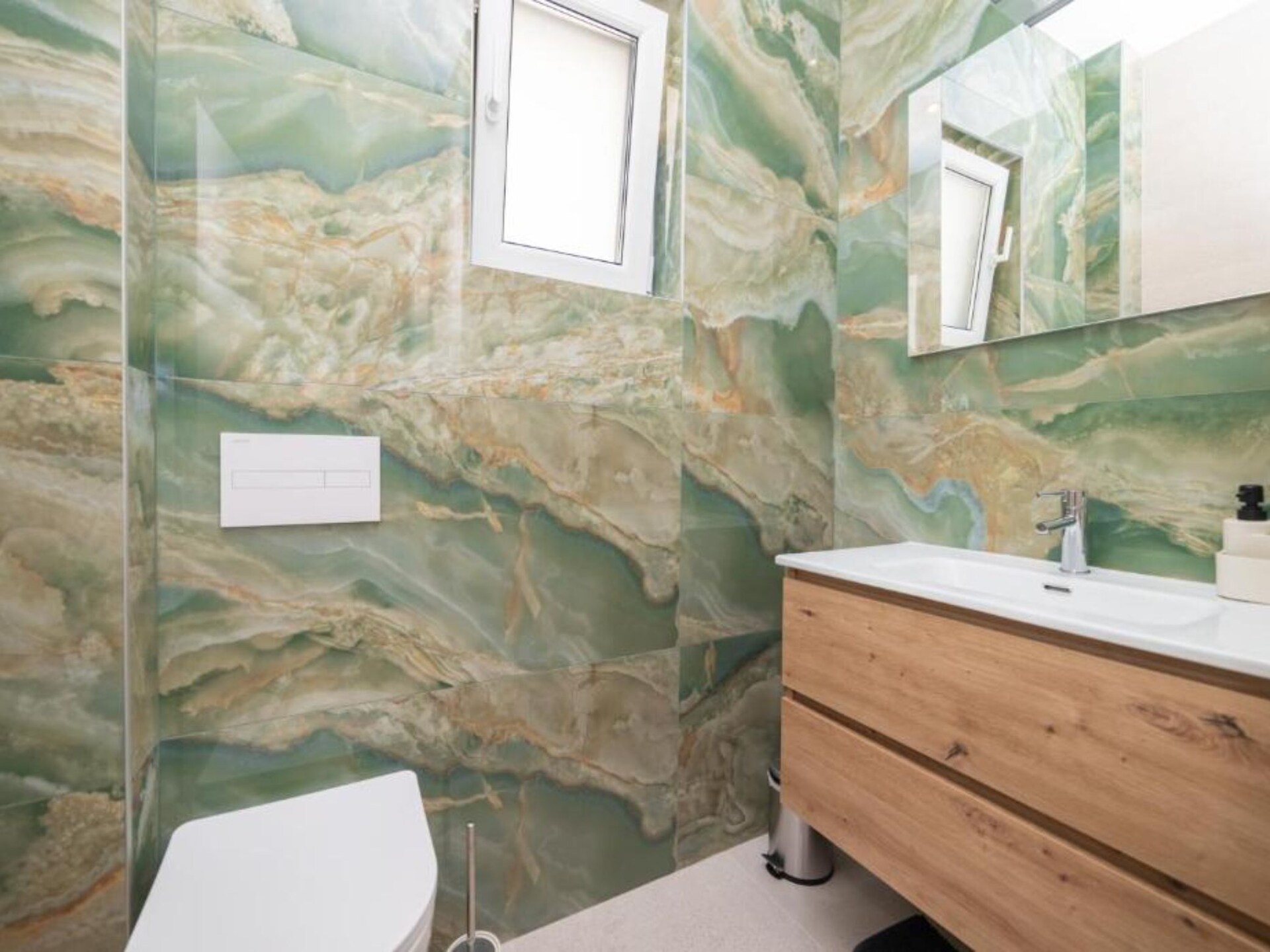 Aan het strand: Luxe vakantiehuis Luxury Villa Navis in Rogotin - foto 25