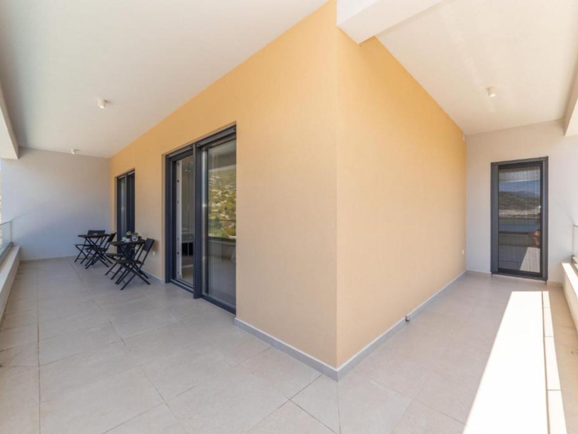 Aan het strand: Luxe vakantiehuis Luxury Villa Navis in Rogotin - foto 32