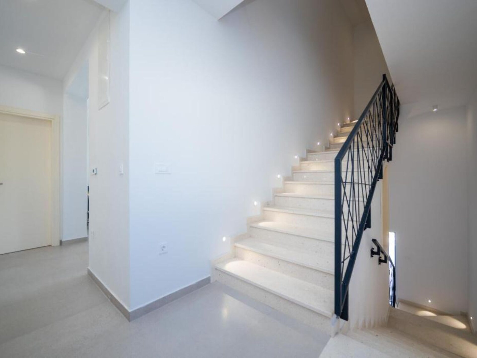Aan het strand: Luxe vakantiehuis Luxury Villa Navis in Rogotin - foto 43