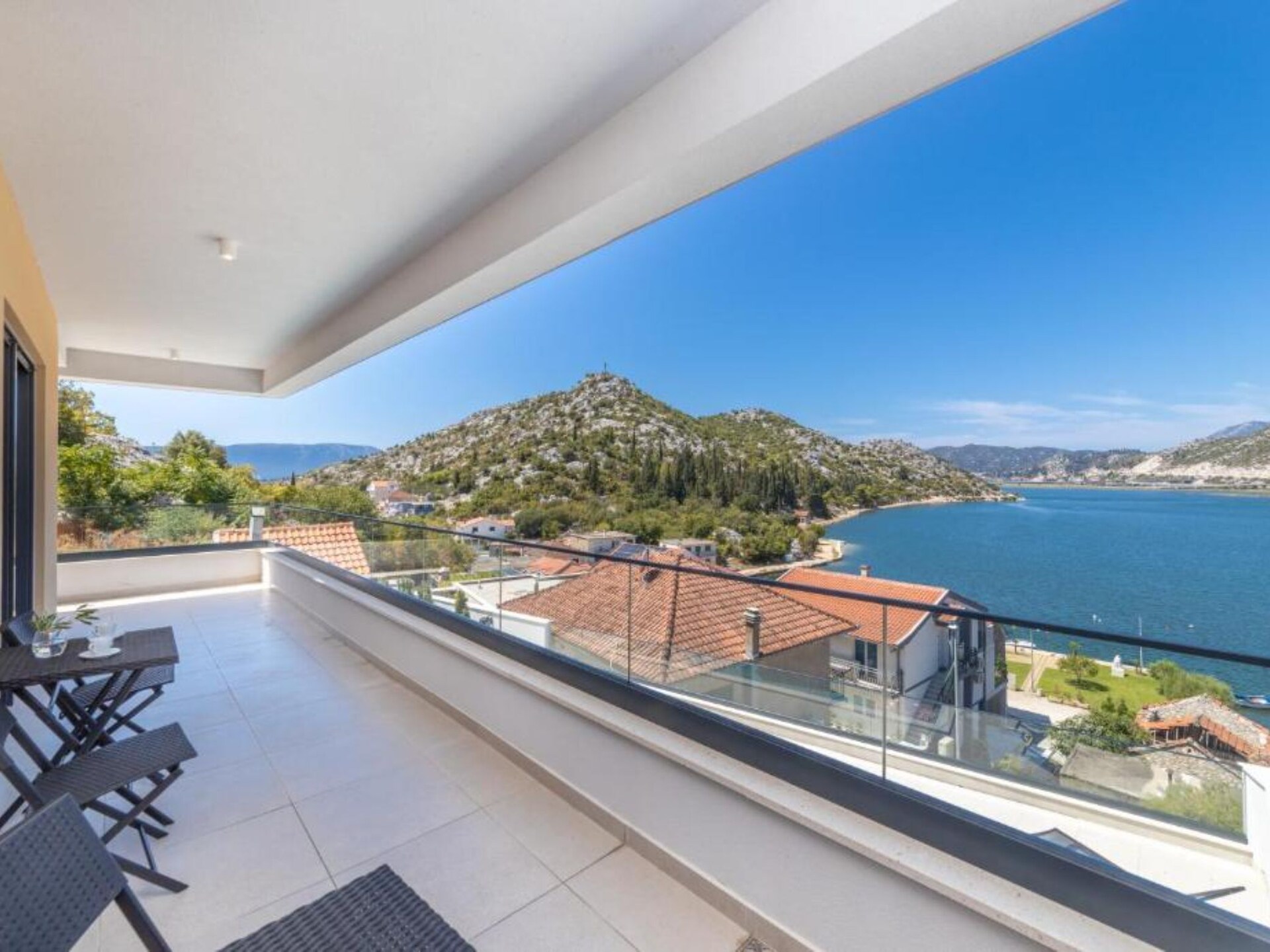 Aan het strand: Luxe vakantiehuis Luxury Villa Navis in Rogotin - foto 27