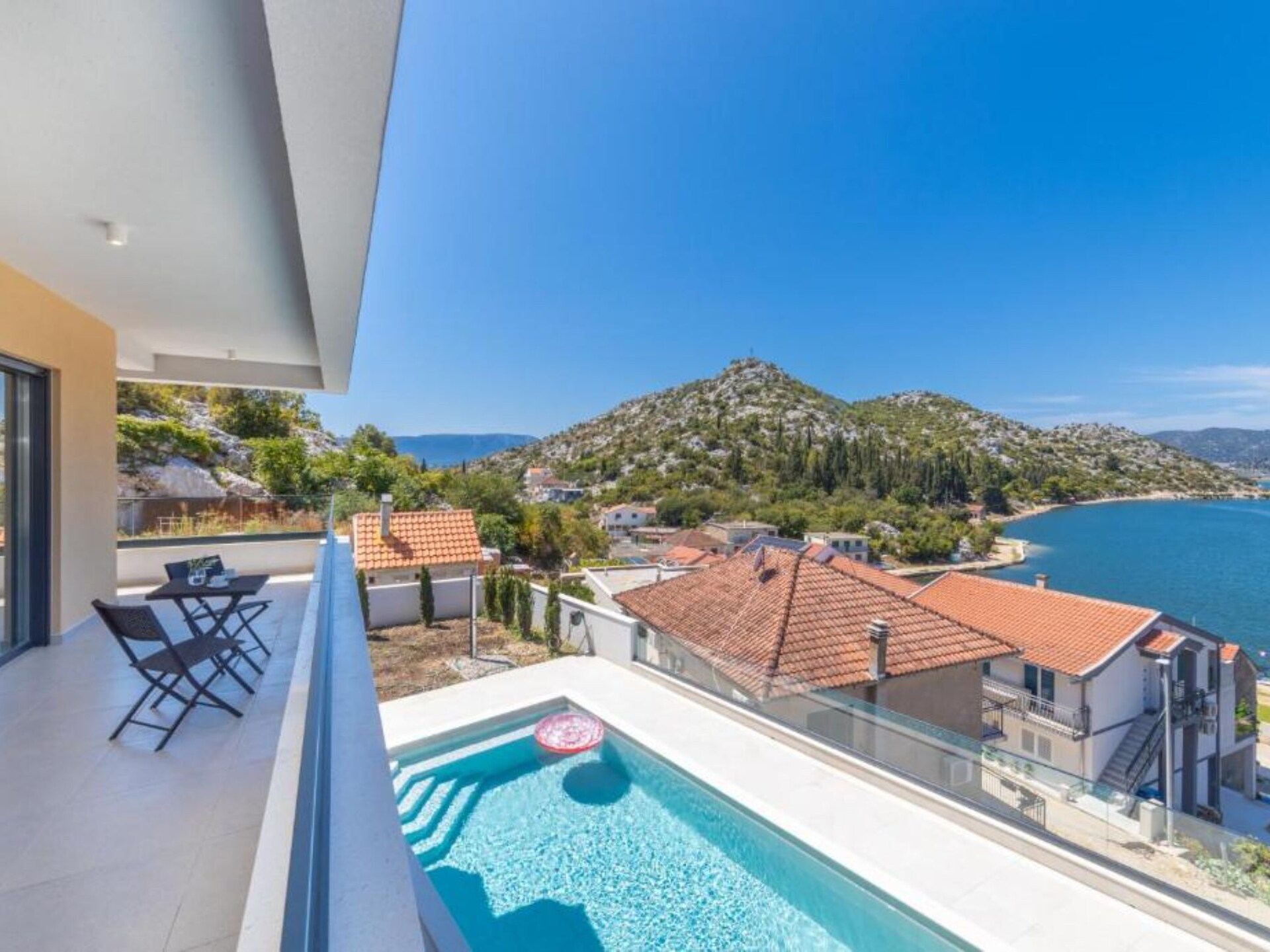 Aan het strand: Luxe vakantiehuis Luxury Villa Navis in Rogotin - foto 26