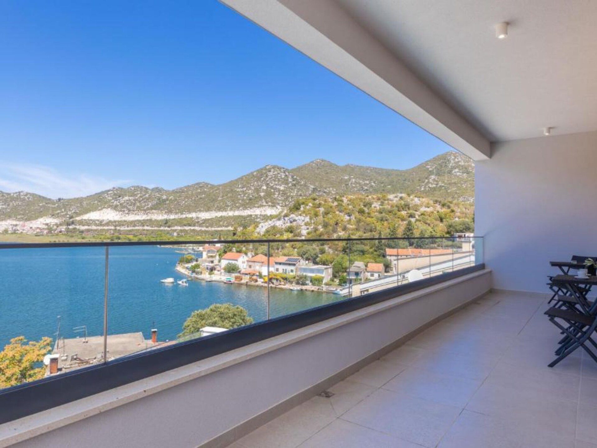 Aan het strand: Luxe vakantiehuis Luxury Villa Navis in Rogotin - foto 30